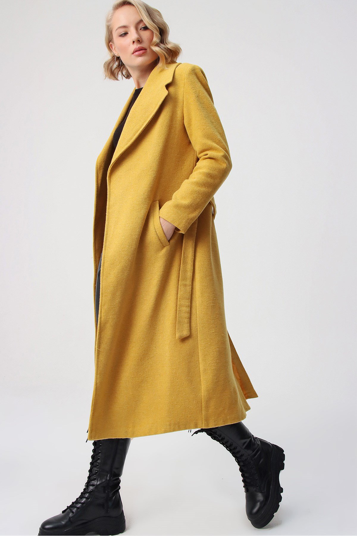 Kadın Sarı Astarlı Kemerli Kaşe Uzun Kaban - Butik Buruç