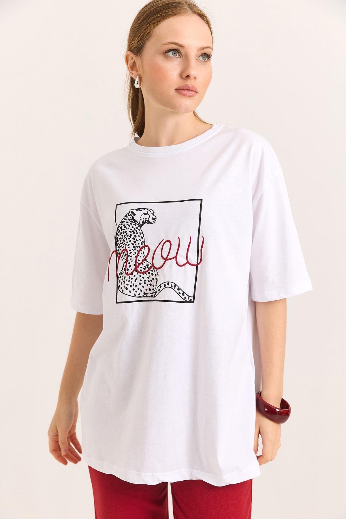 Baskı Nakış Detaylı Pamuk Süprem Rahat Kalıp  Beyaz Tshirt