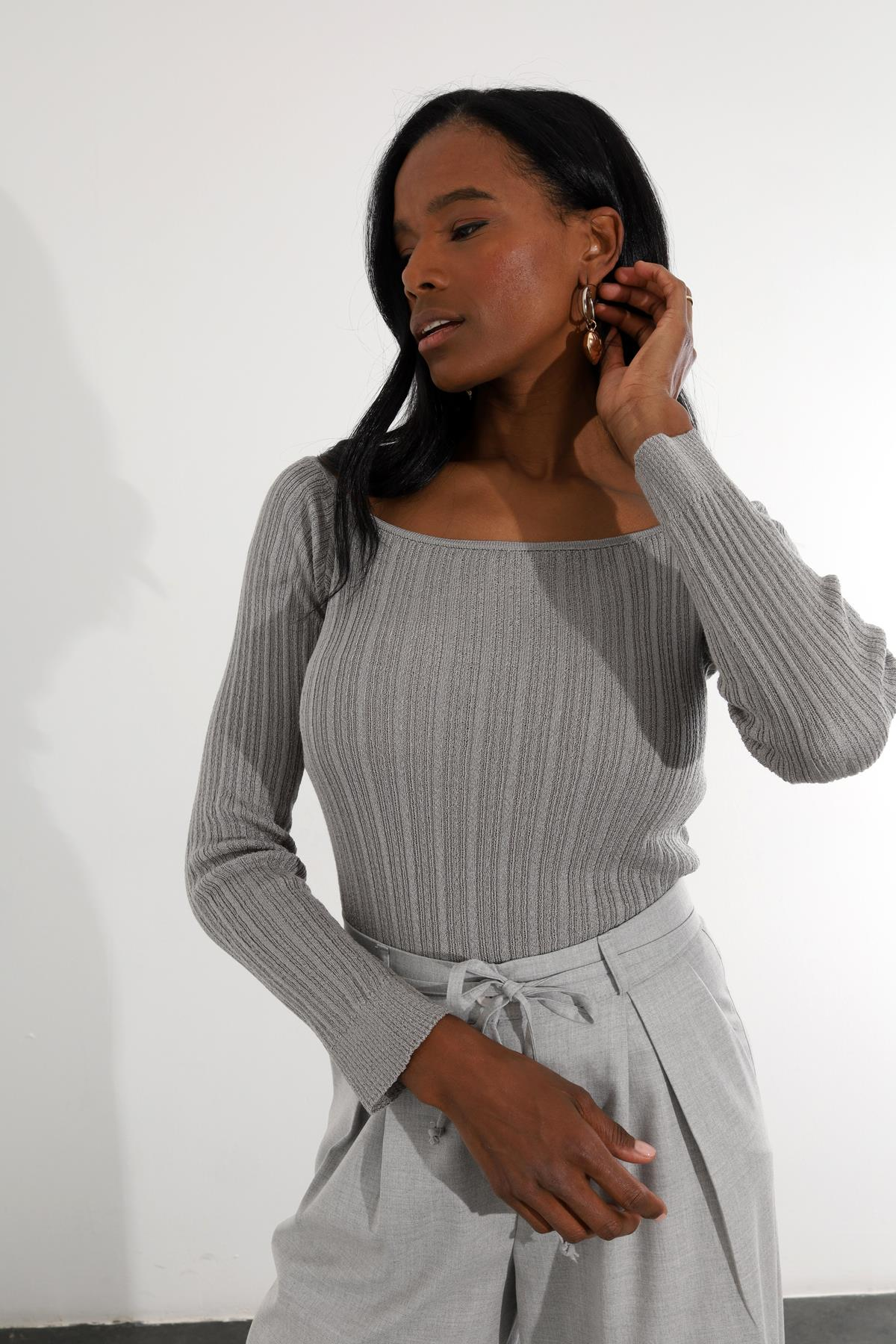 Gri Kayık Yaka Triko 241042