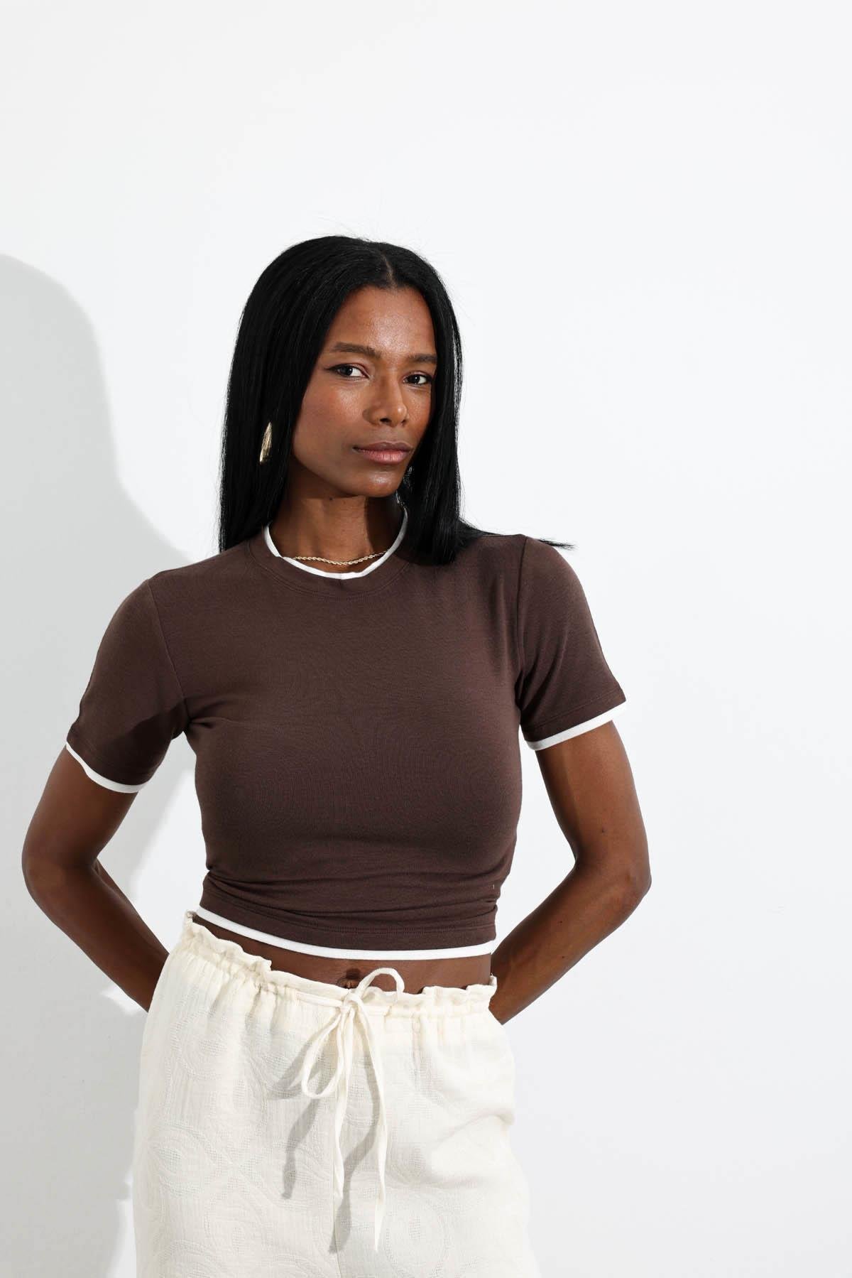 Kahverengi Biye Detaylı Tişört 251020