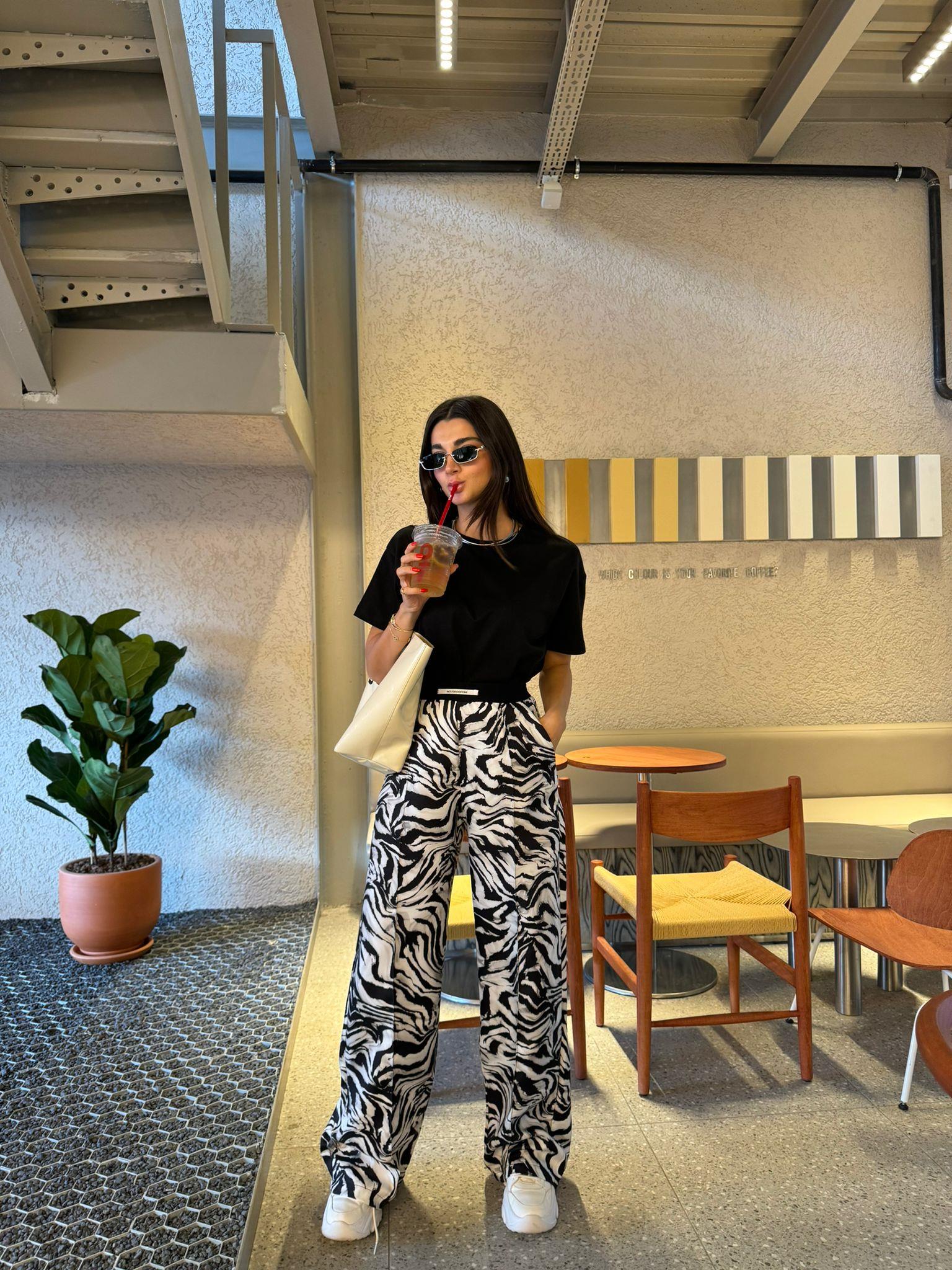 Siyah Beli Lastikli Desenli Pantolon