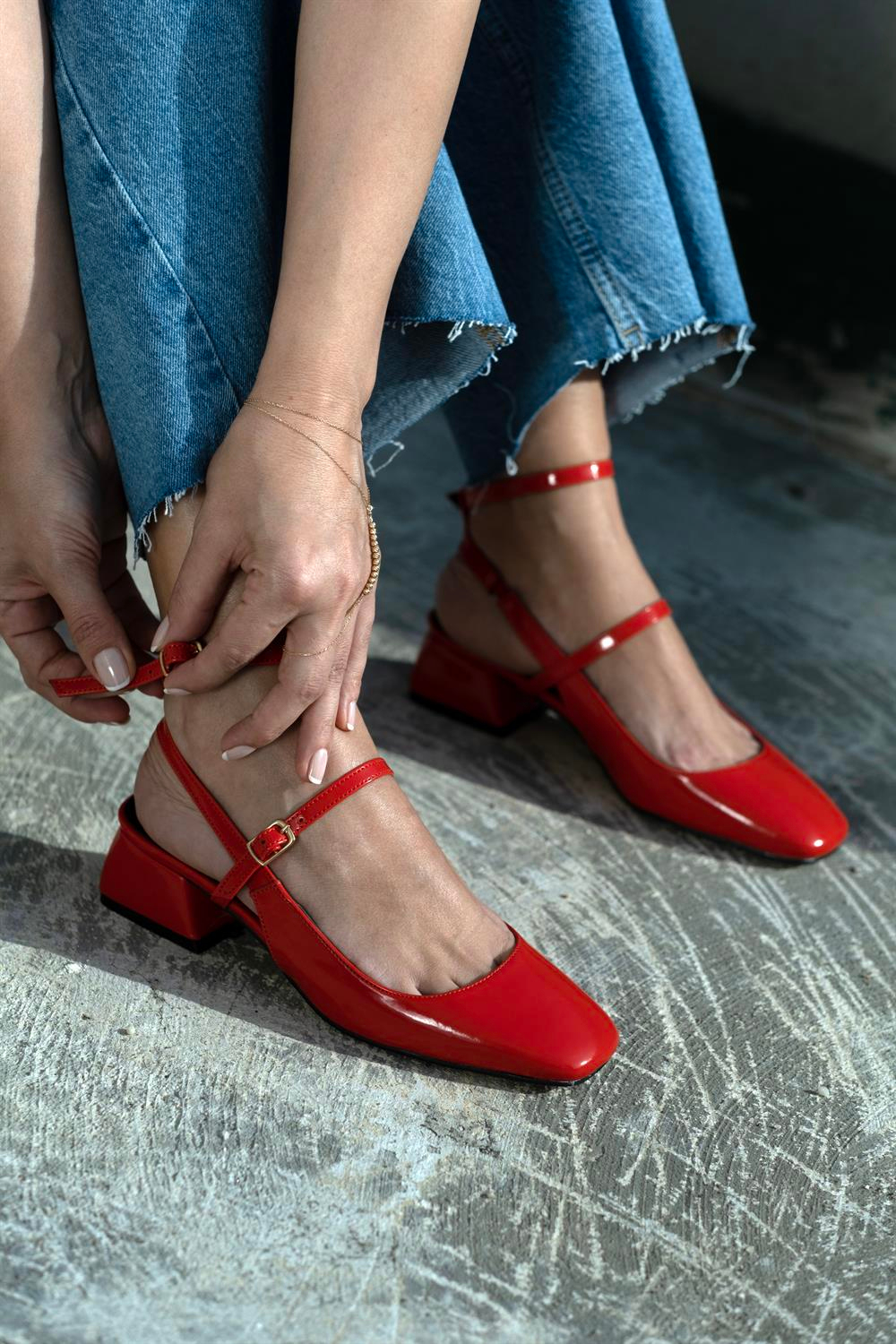 Lulu Model Kısa Topuklu Küt Burun Kemerli Ayakkabı Kırmızı Rugan