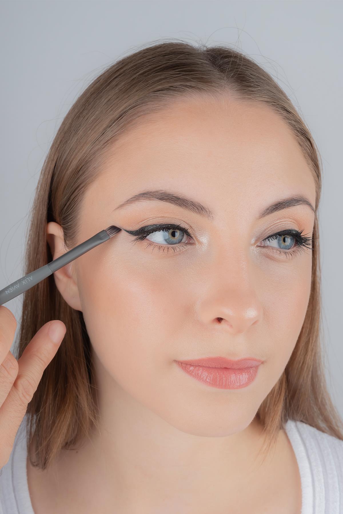 Alix Avien Açılı Eyeliner Fırçası Small Angle Brush AA214