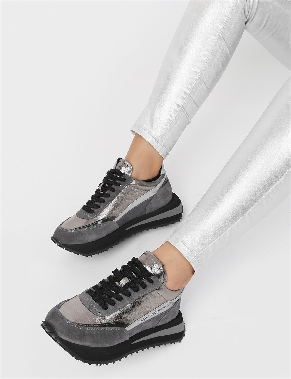 Santıago Grey Suede Women's Sneaker - İLVİ