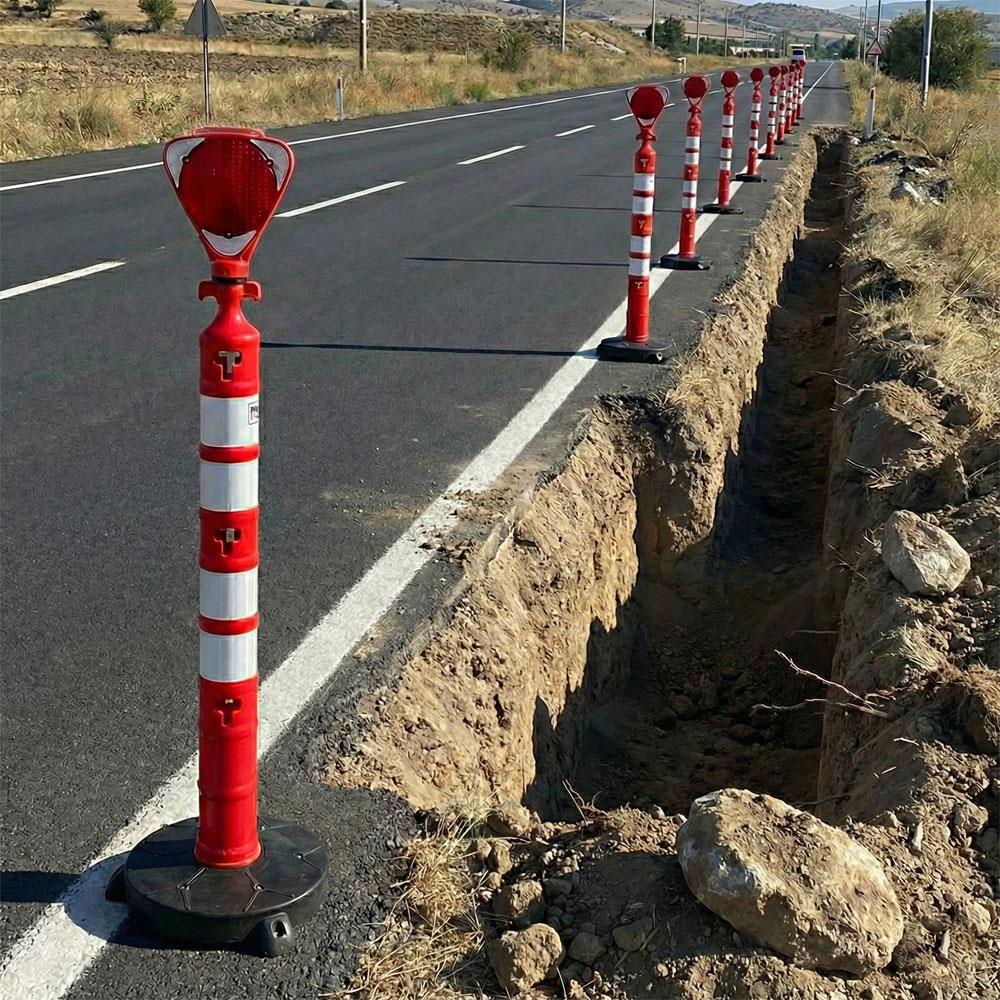 Solar Üçgen Flaşörlü - Plastik Ağırlıklı Yol Dikmesi Seti 148 x 11 cmUyarı Dikmesi