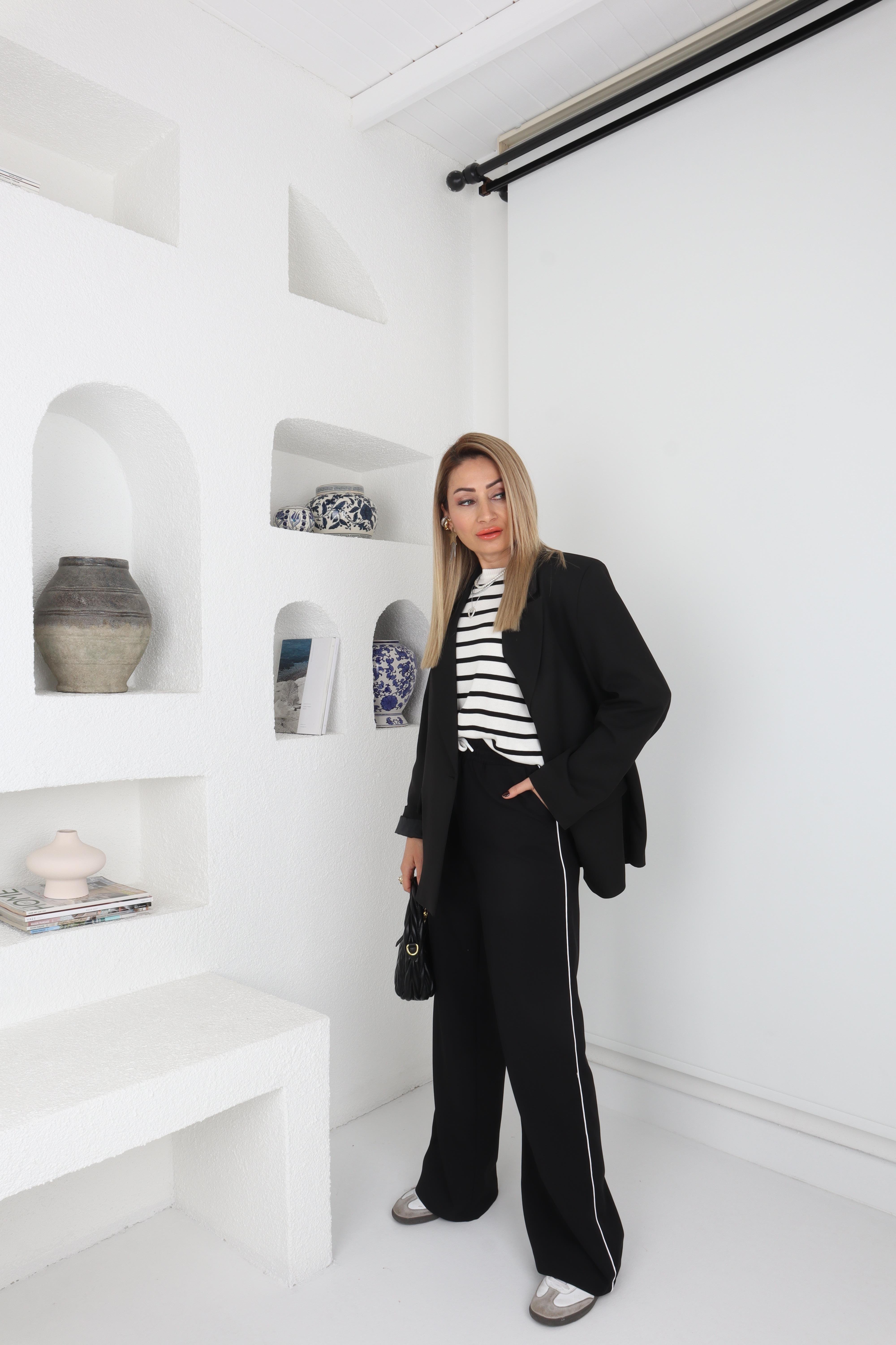 Beyaz Biyeli Siyah Bağcıklı Pantolon PANTOLON