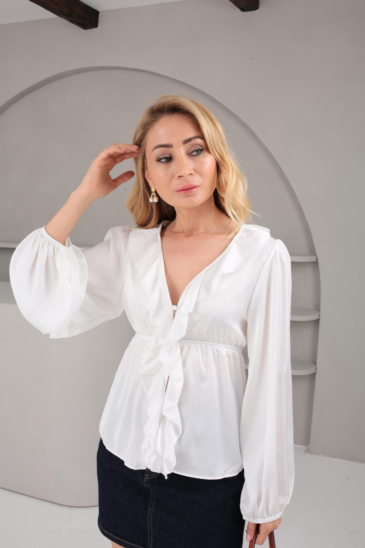 Beyaz Fırfır Detay  Lastikli Saten Bluz BLUZ | NO33
