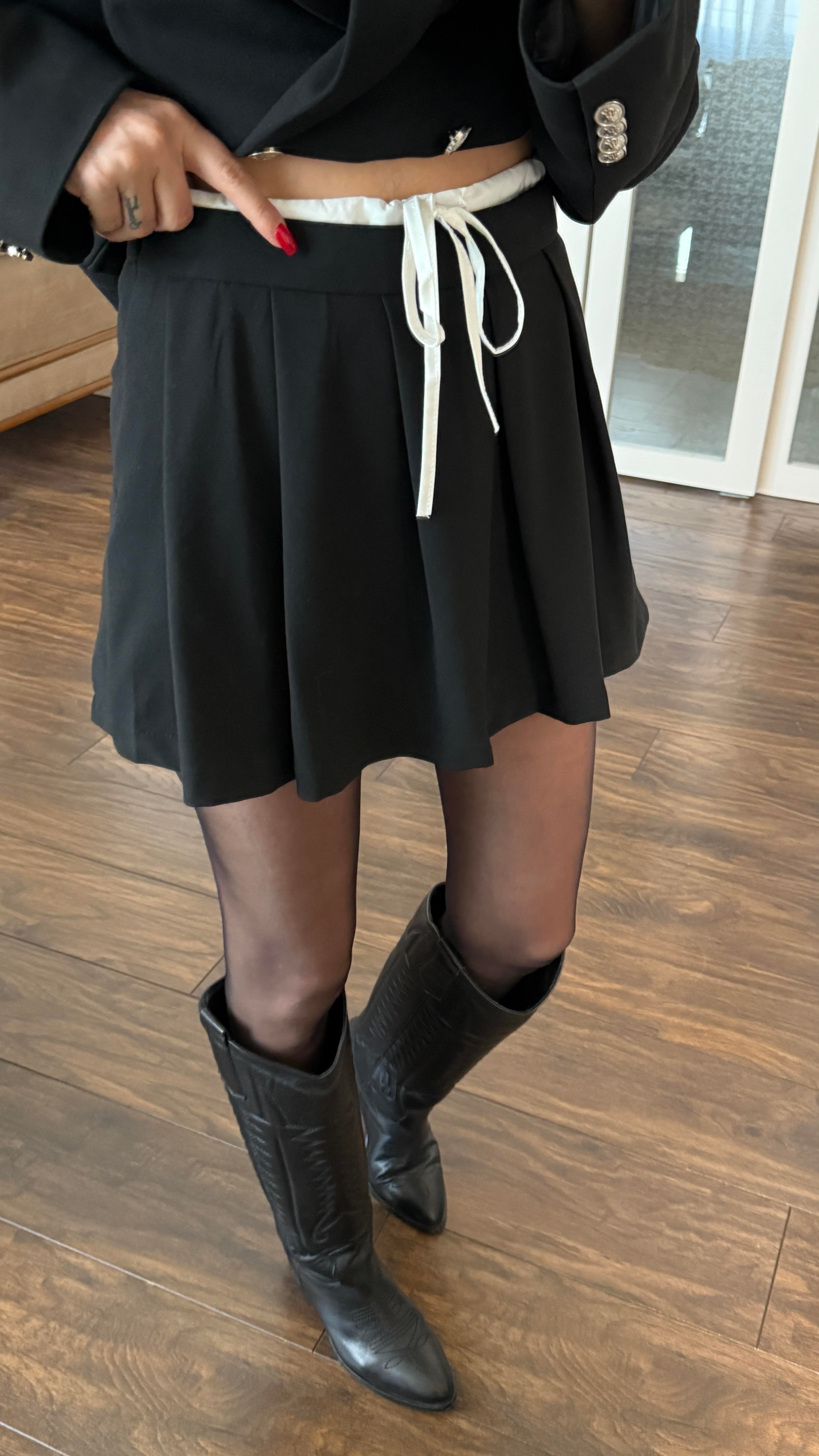 Çift Kemer Pileli Siyah Şort Etek ETEK