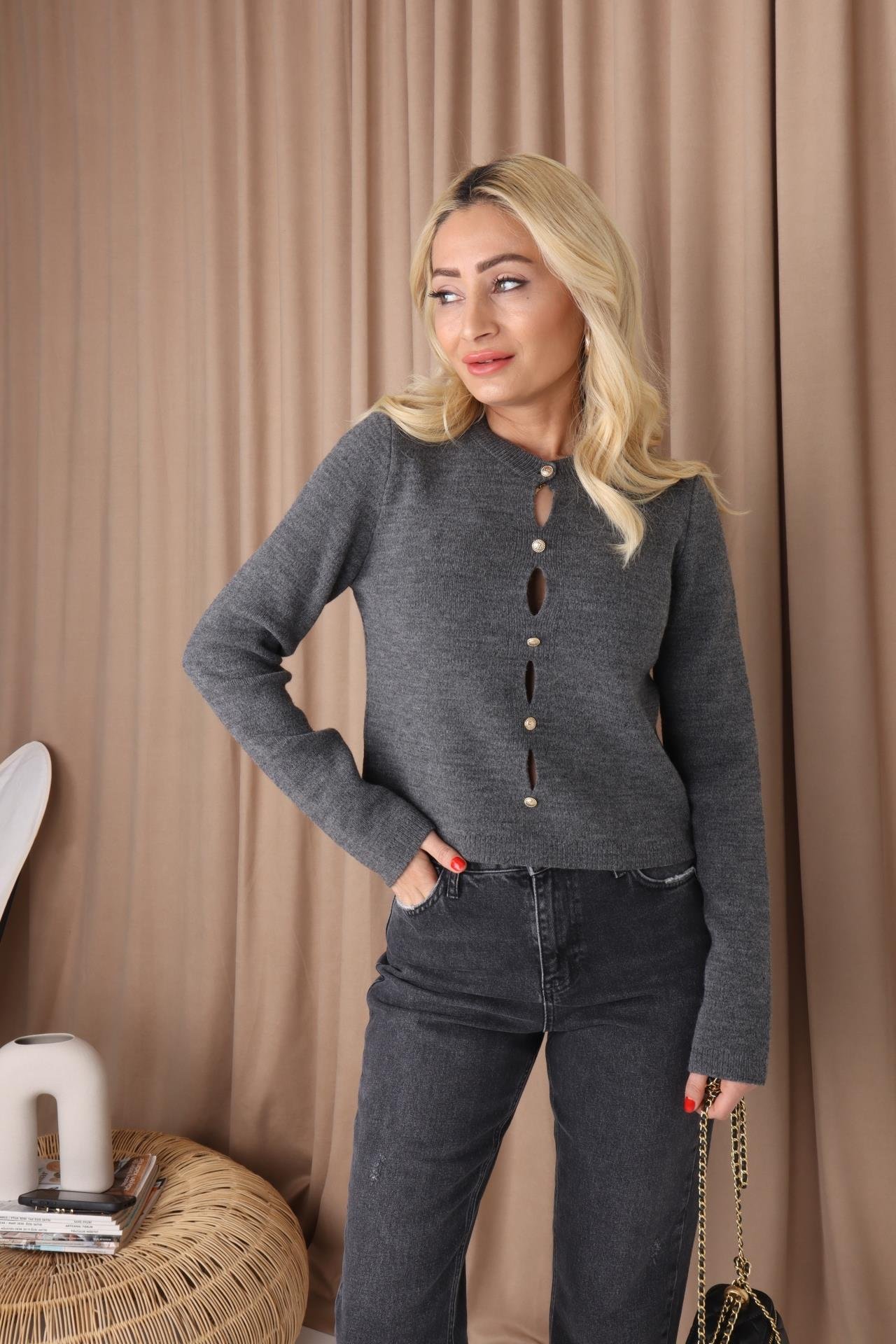 Damla Dekolteli Düğmeli Füme Kazak TRİKO VE KAZAK