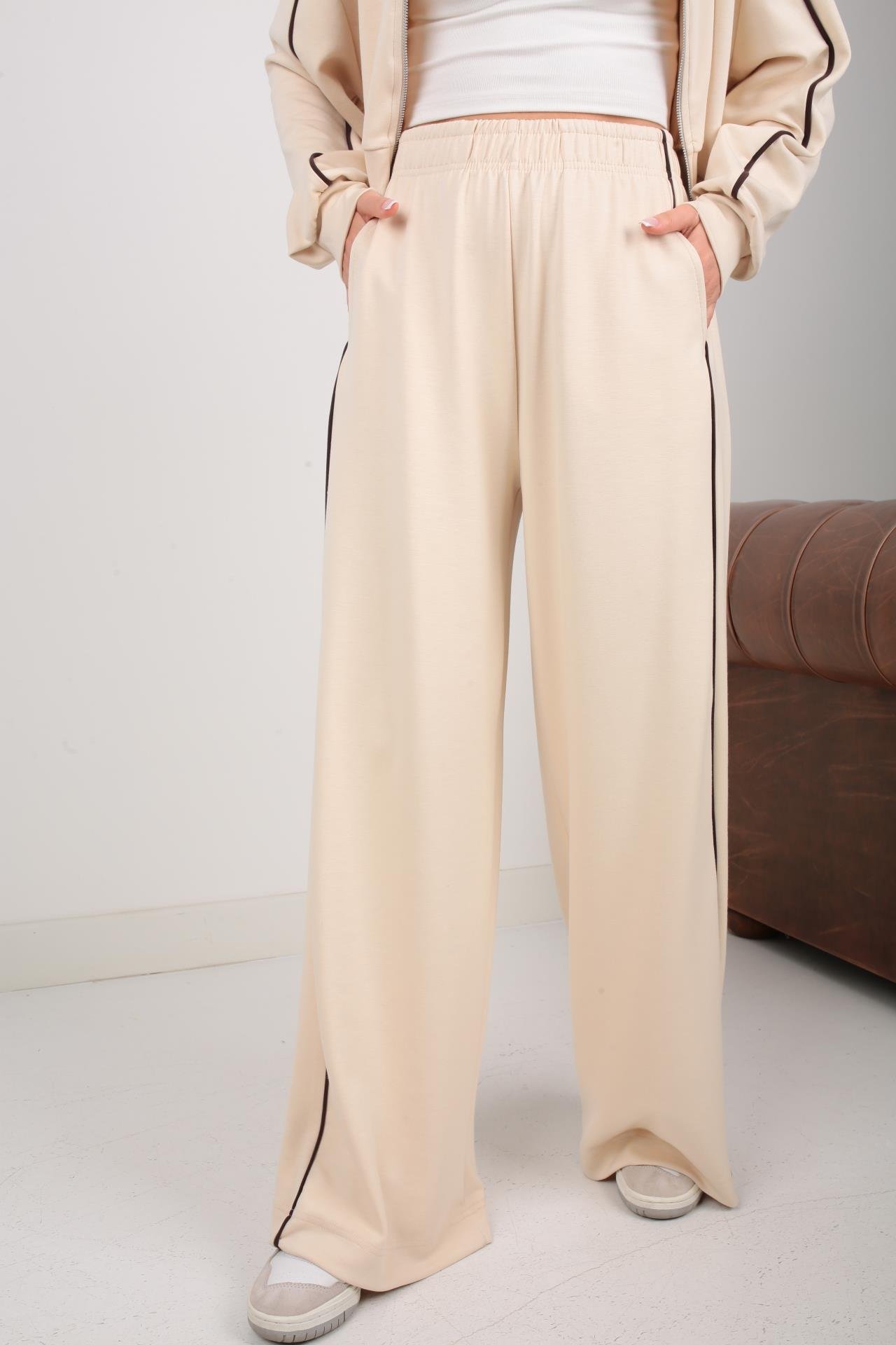 Dik Yaka Biyeli Krem Spor Takım SPOR TAKIMLAR