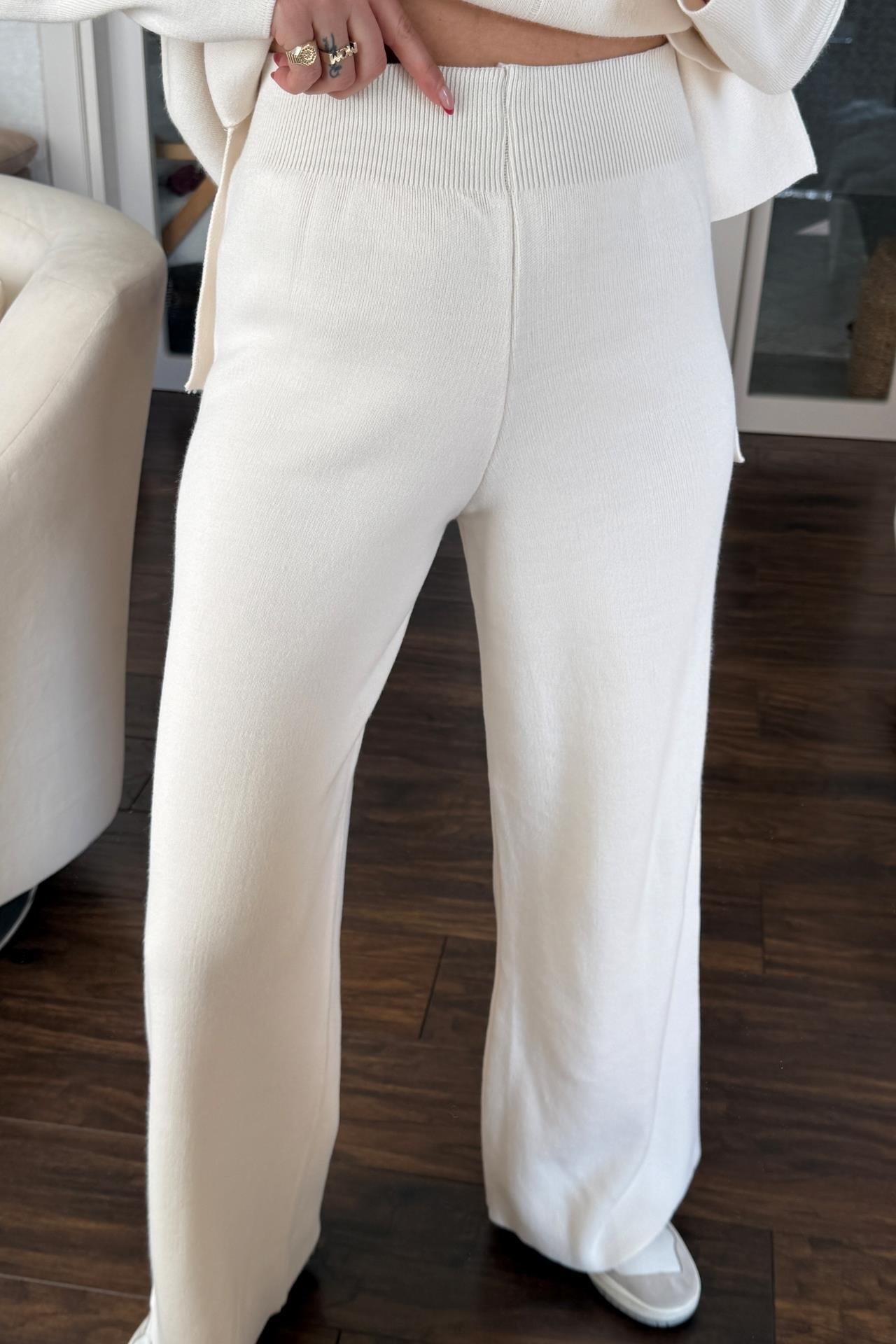 Dik Yaka Ekru Pantolonlu Triko Takım TAKIM