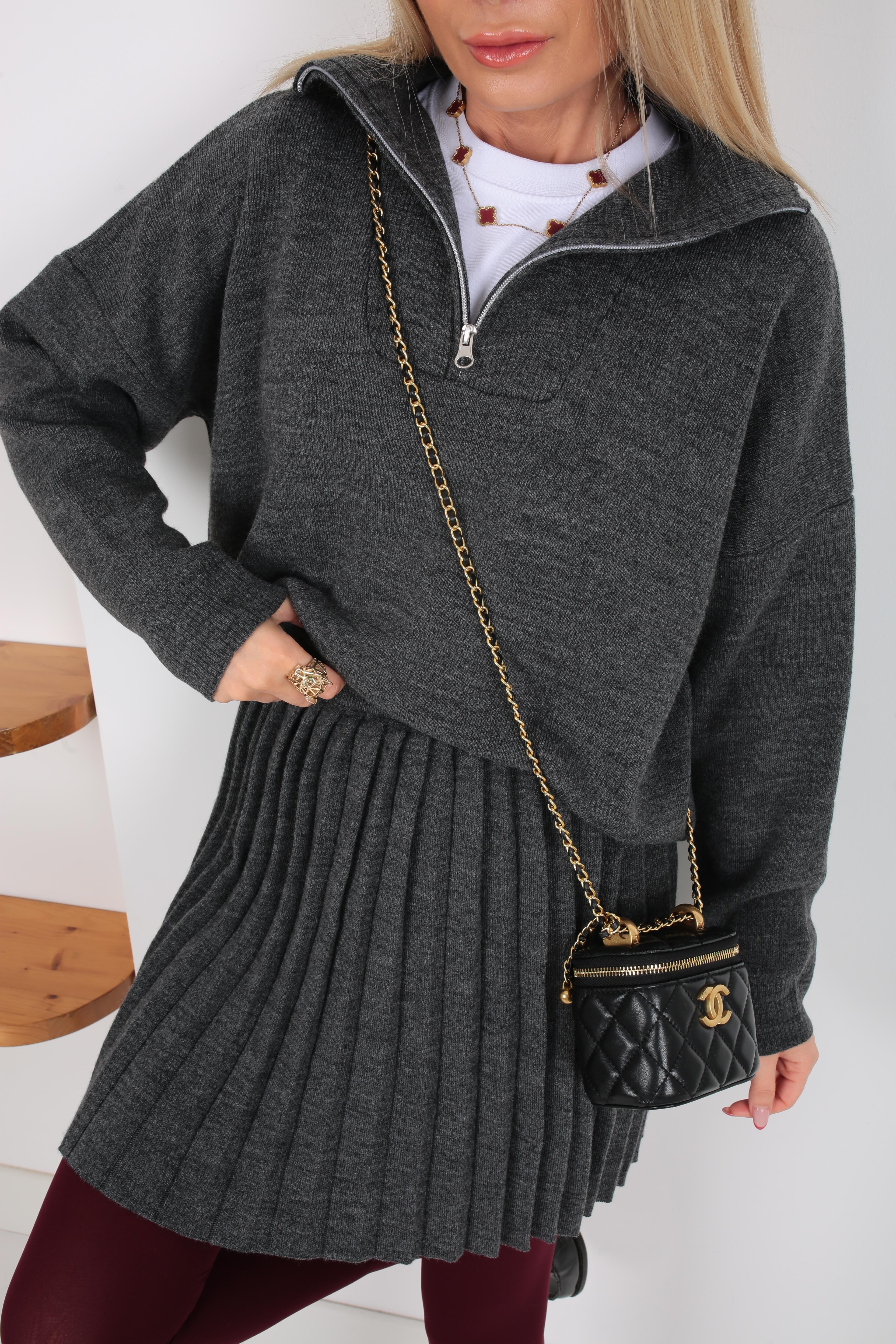 Dik Yaka Pileli Etekli Füme Triko Takım TAKIM