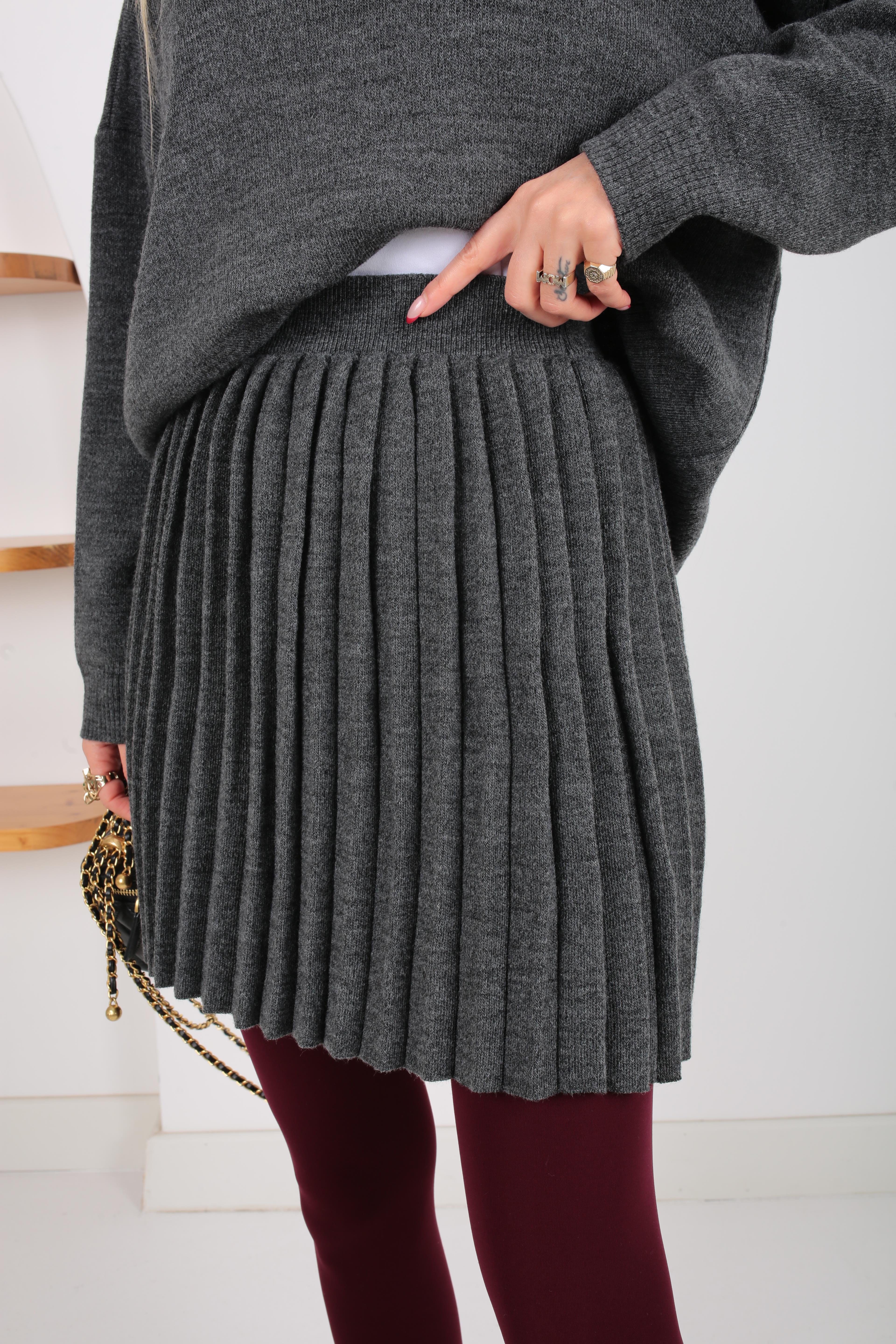 Dik Yaka Pileli Etekli Füme Triko Takım TAKIM