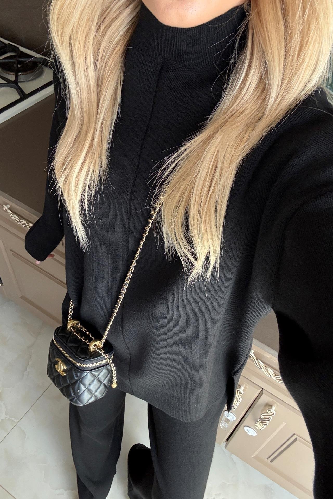 Dik Yaka Siyah Pantolonlu Triko Takım TAKIM