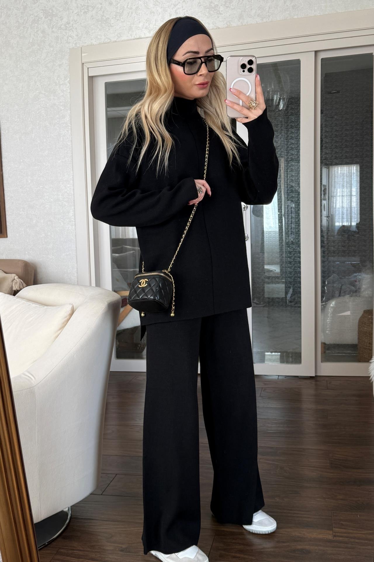 Dik Yaka Siyah Pantolonlu Triko Takım TAKIM