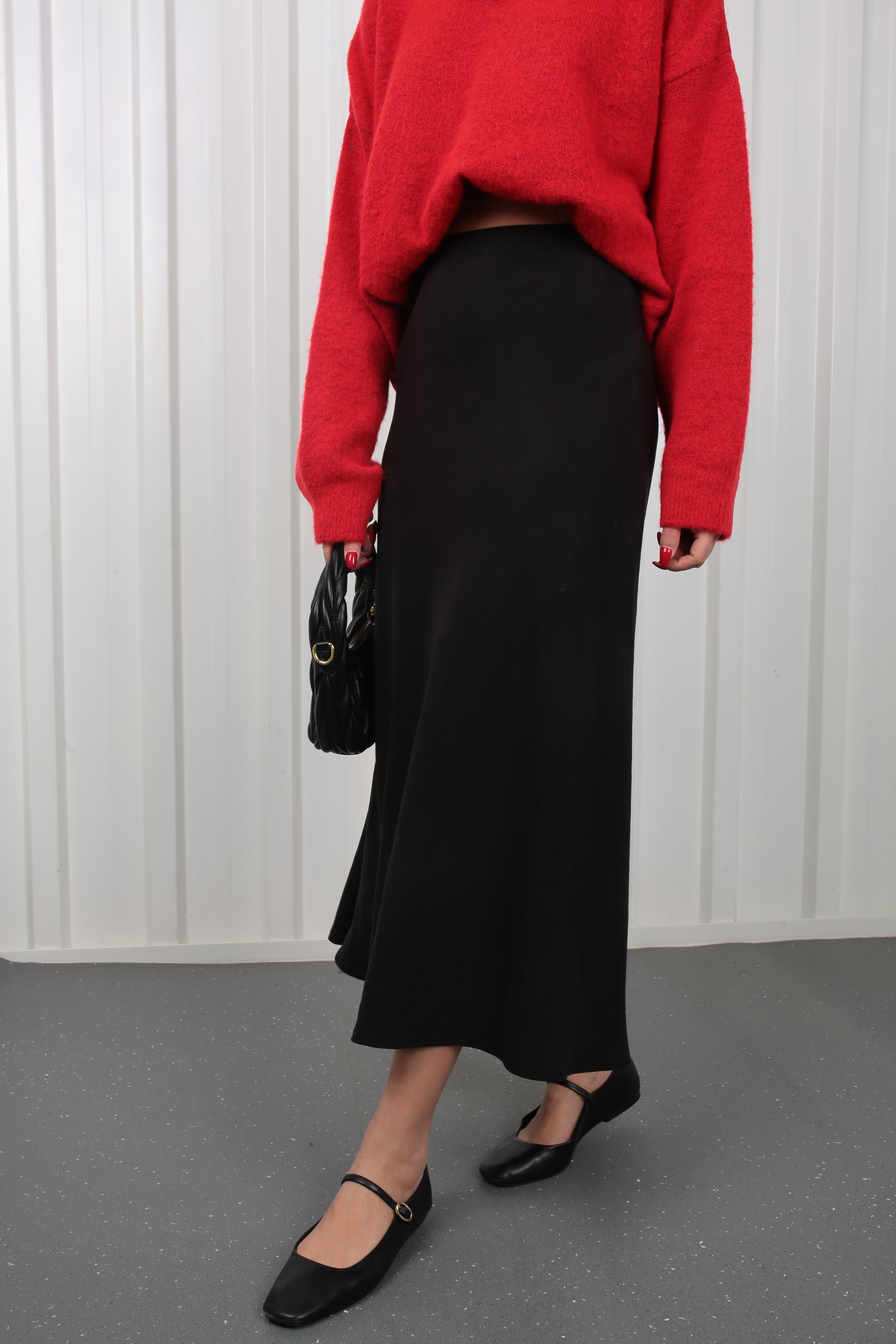 Dokuma Kumaş Verev Kesim Siyah Etek ETEK