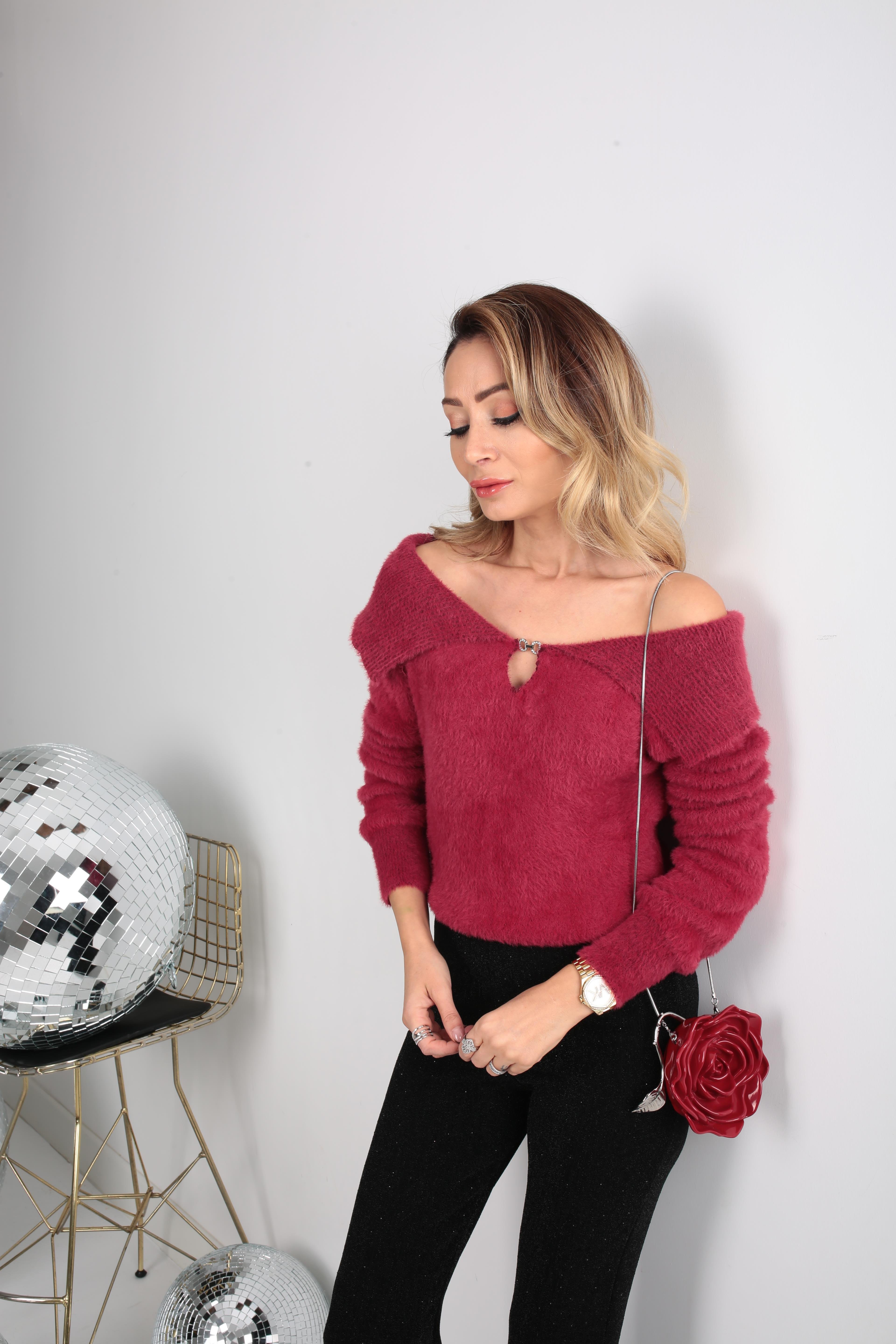 Düşük Omuzlu Aksesuar Detaylı Bordo Yumoş Kazak TRİKO VE KAZAK