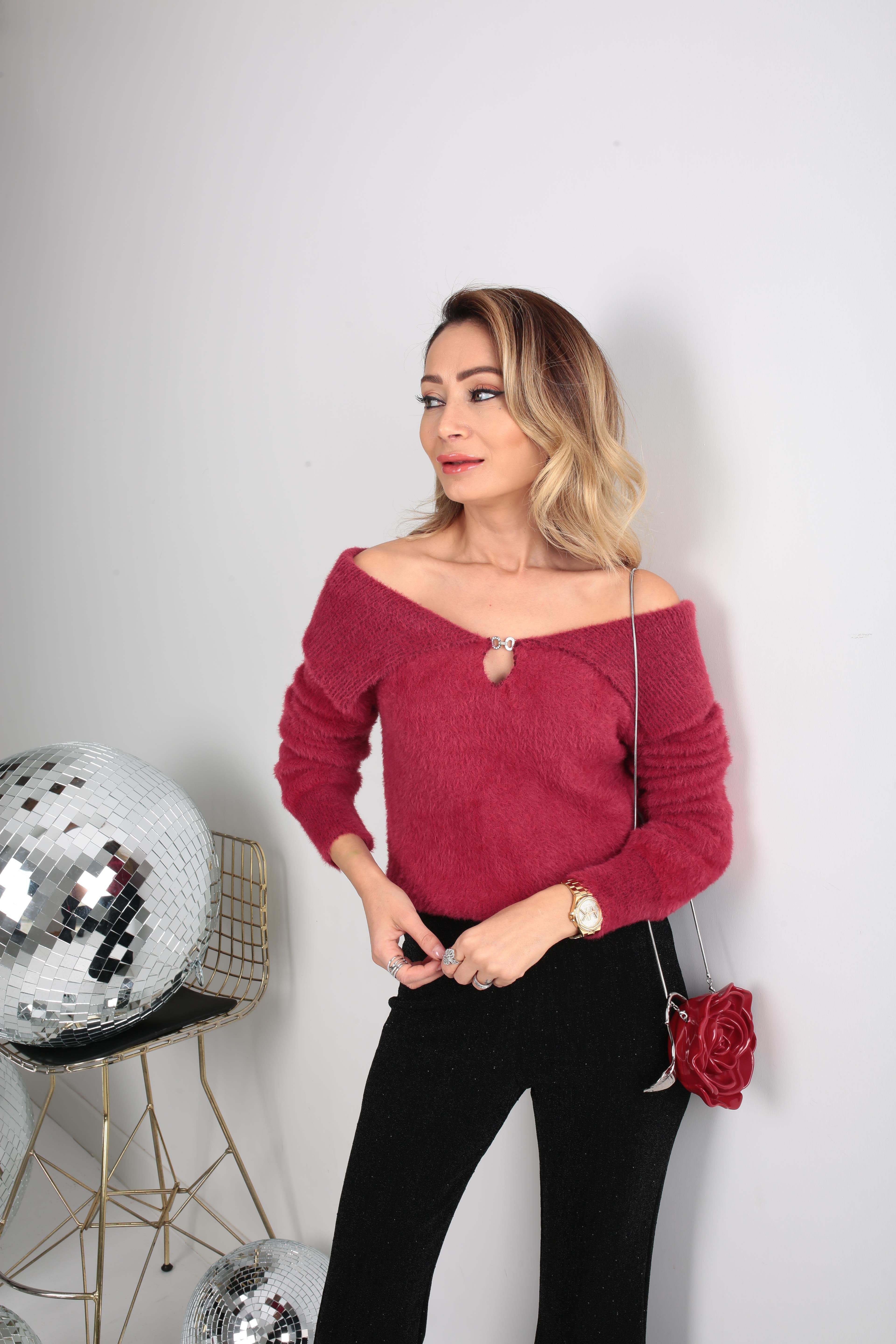 Düşük Omuzlu Aksesuar Detaylı Bordo Yumoş Kazak TRİKO VE KAZAK