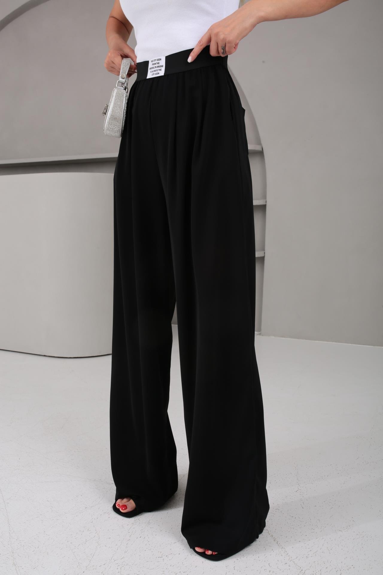 Etiket Detay Cepli Geniş Siyah Pantolon PANTOLON | NO33