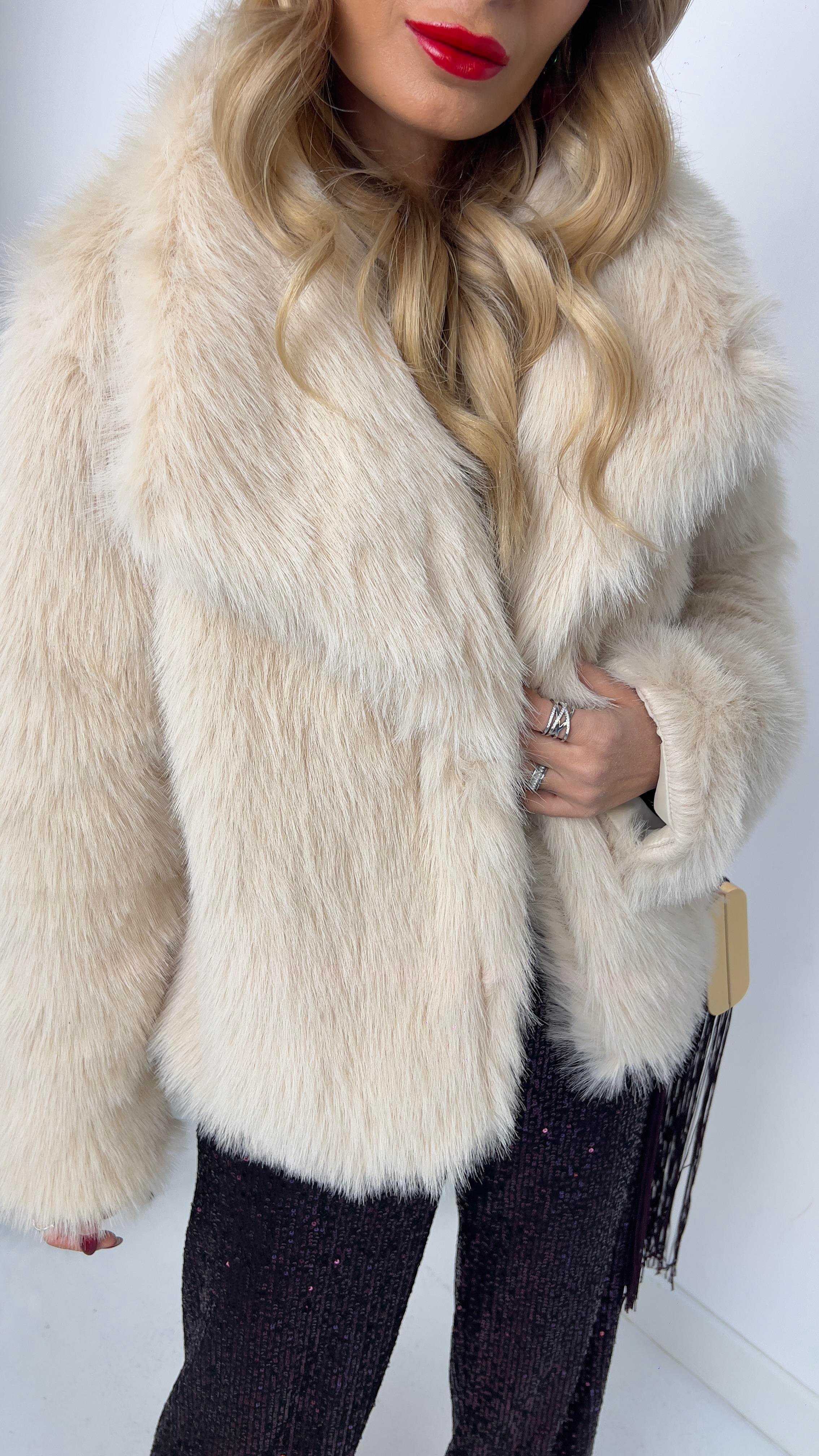 Geniş Yaka Krem Premium Kürk KABAN