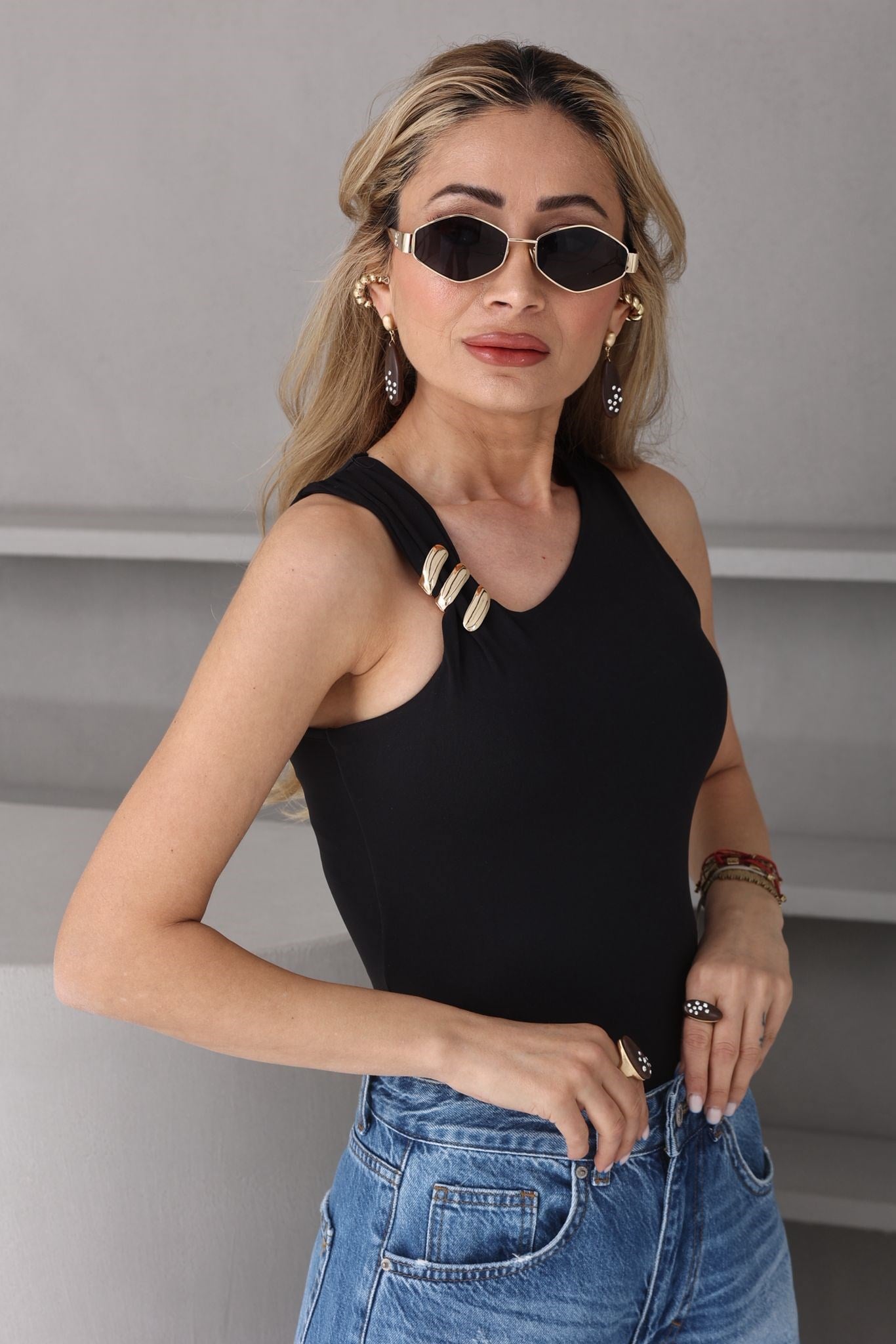 Gold Aksesuarlı Siyah Bluz BLUZ | NO33