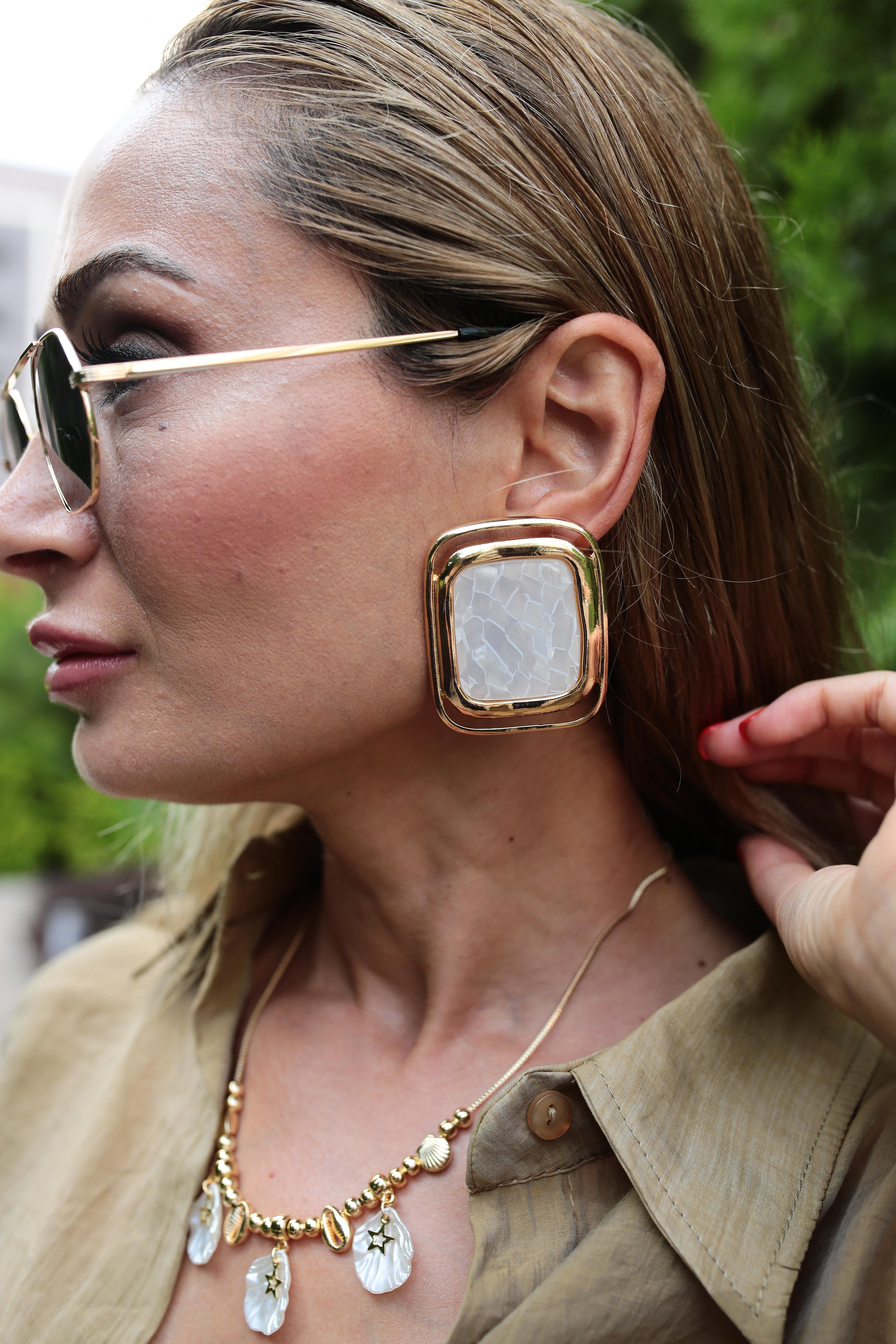 Gold Çerçeveli Beyaz Kare Küpe KÜPE | NO33