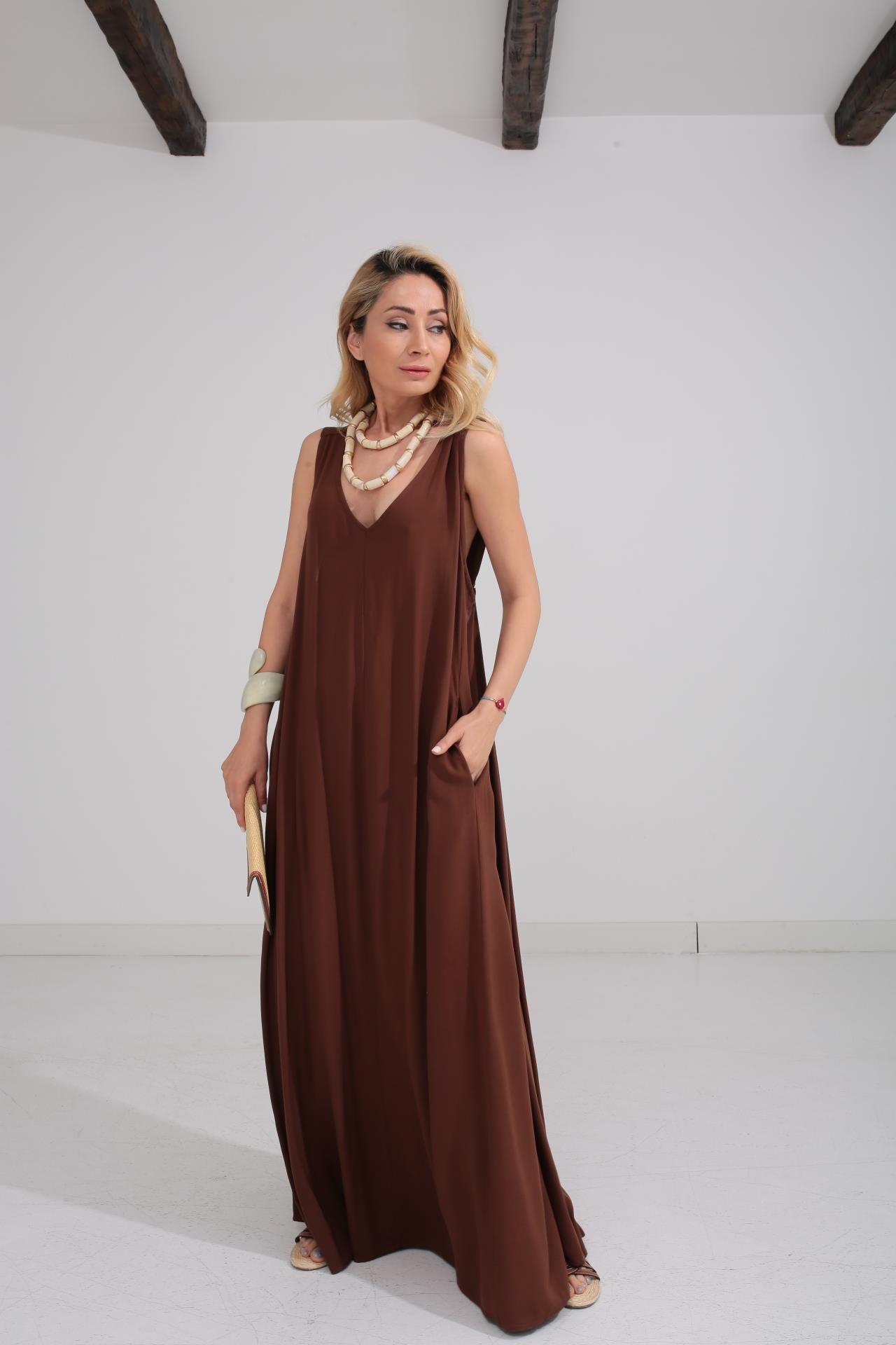 Kalın Askı Sırt Detaylı Kahve Uzun Elbise ELBİSE | NO33