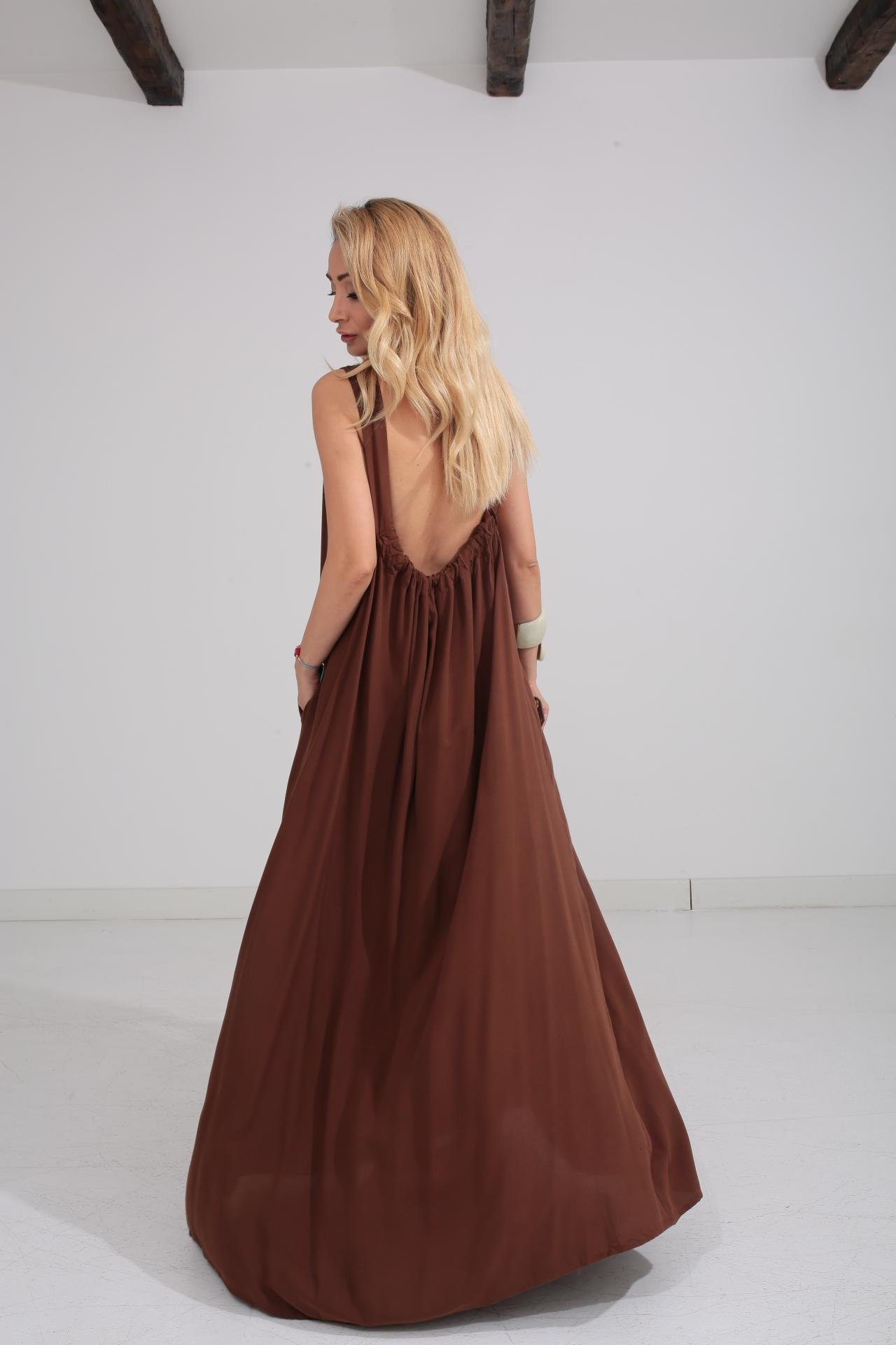 Kalın Askı Sırt Detaylı Kahve Uzun Elbise ELBİSE | NO33