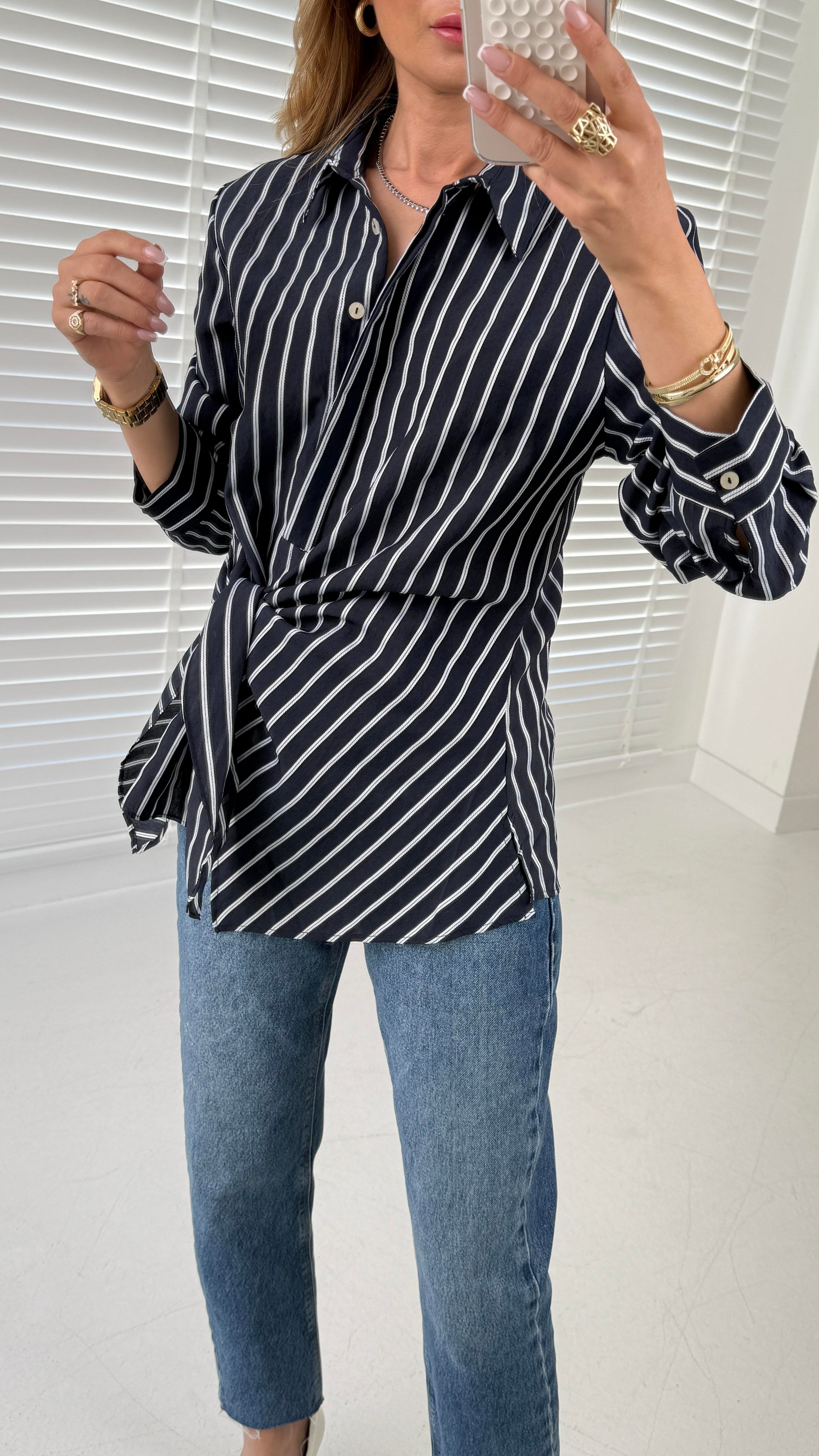Lacivert Çizgili Kapak Bağlamalı Gömlek GÖMLEK