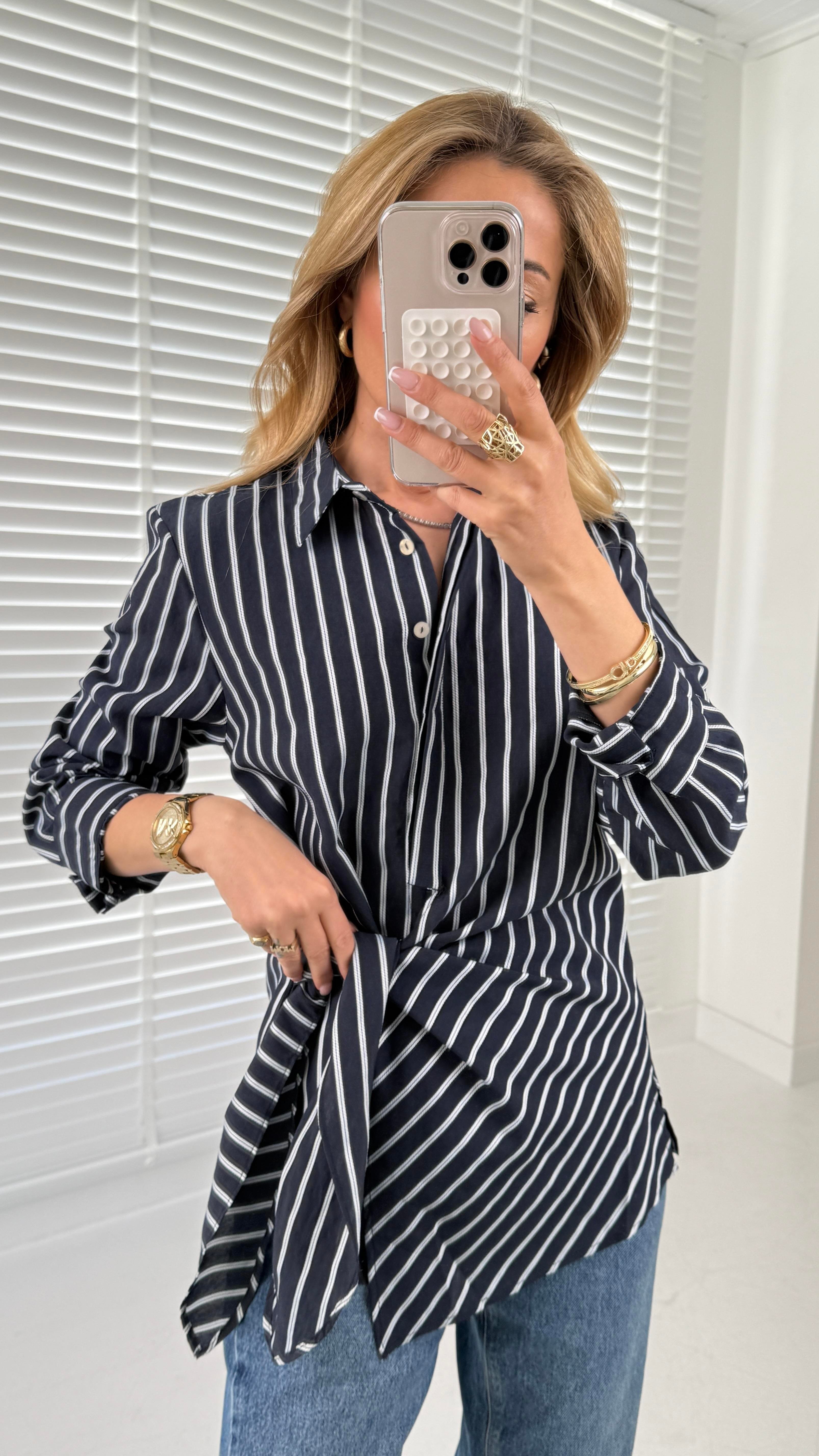 Lacivert Çizgili Kapak Bağlamalı Gömlek GÖMLEK