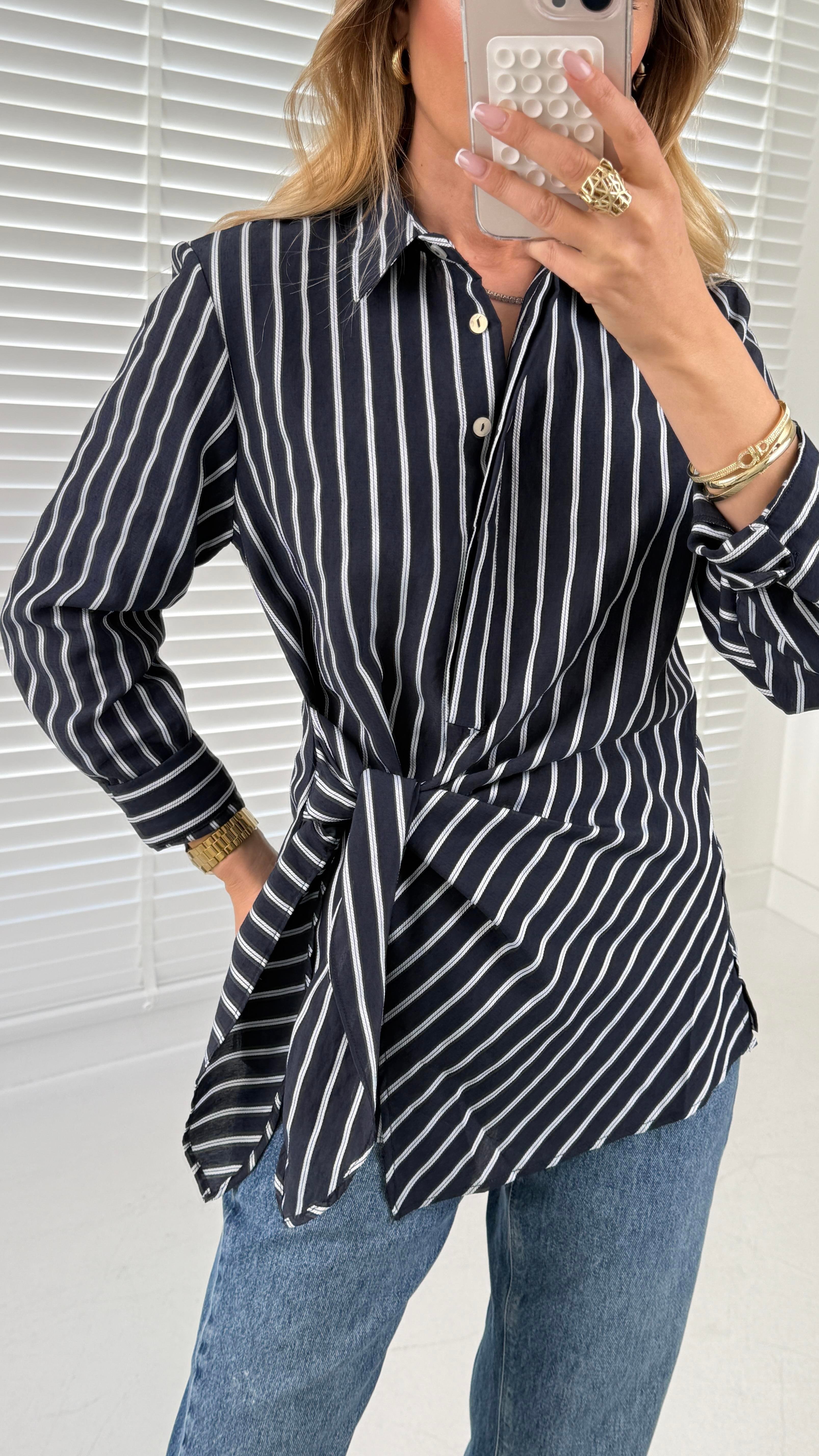 Lacivert Çizgili Kapak Bağlamalı Gömlek GÖMLEK