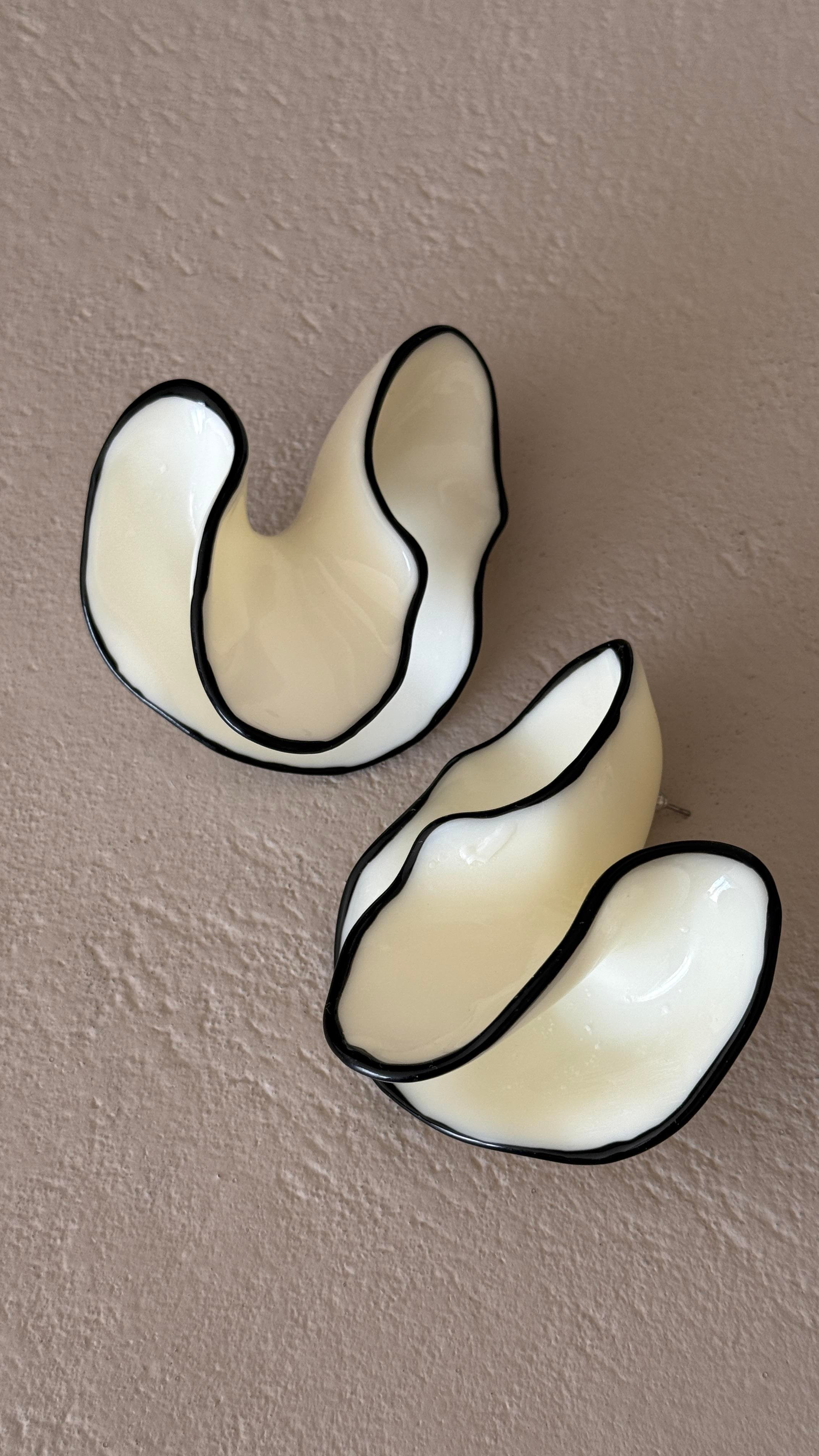 Siyah Çizgili Ekru Büyük Jel Küpe KÜPE | NO33