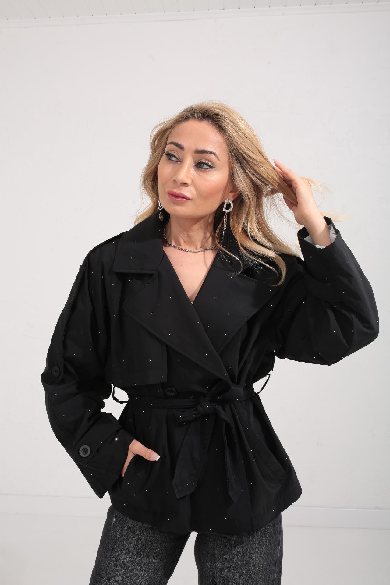 Taş Baskılı Siyah Kısa Trençkot TRENÇKOT