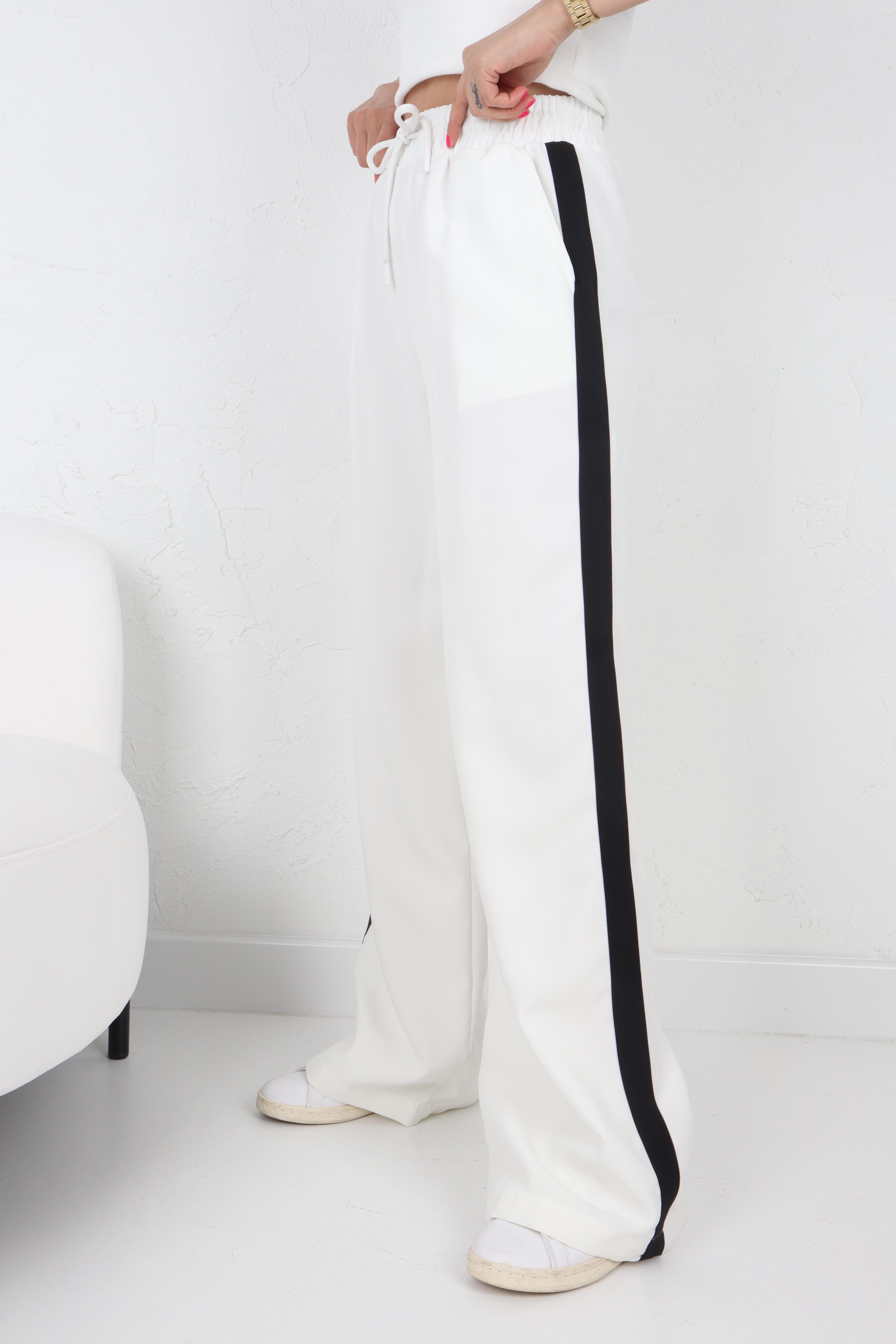 Yanları Şeritli Bağcıklı Beyaz Pantolon PANTOLON