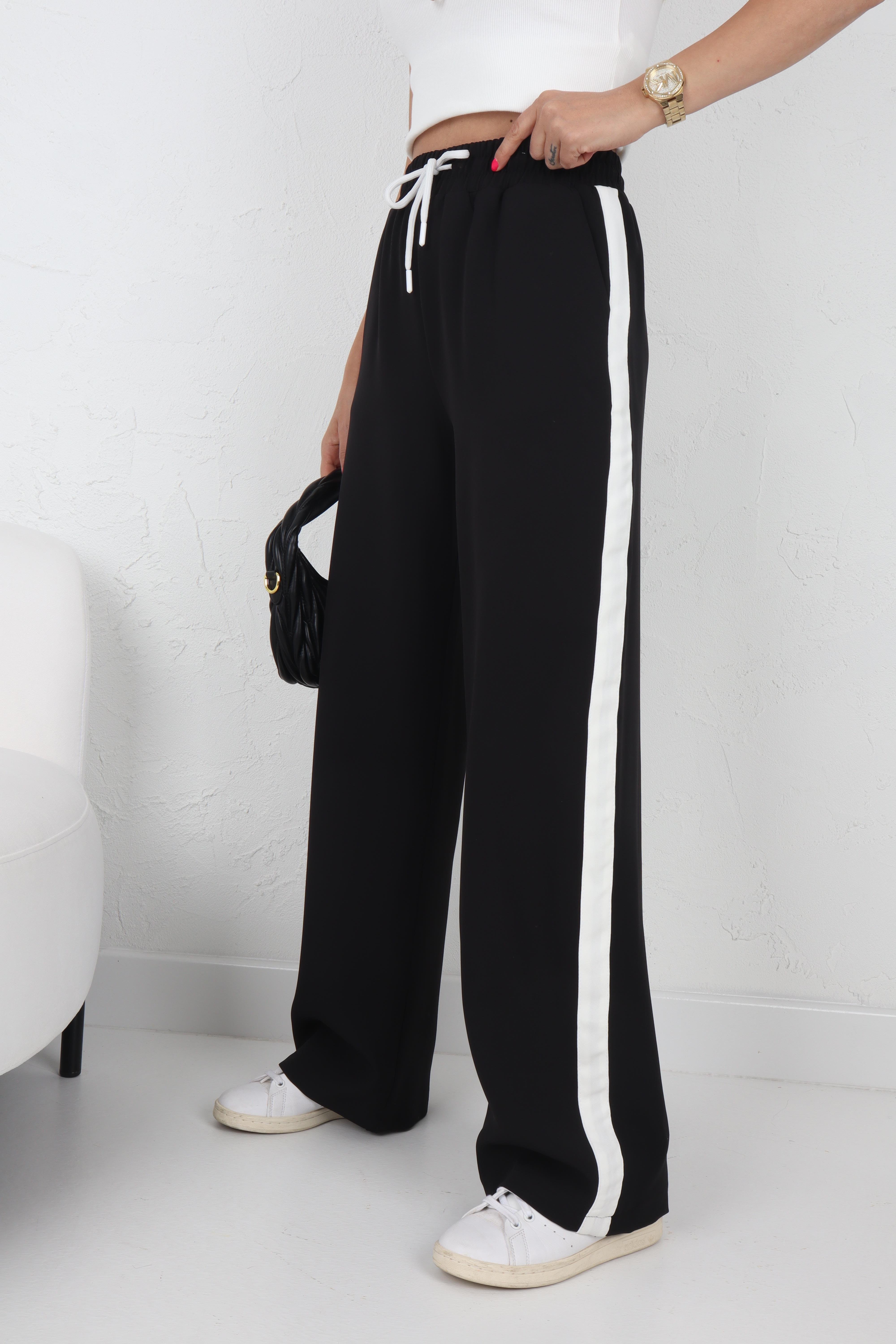 Yanları Şeritli Bağcıklı Siyah Pantolon PANTOLON