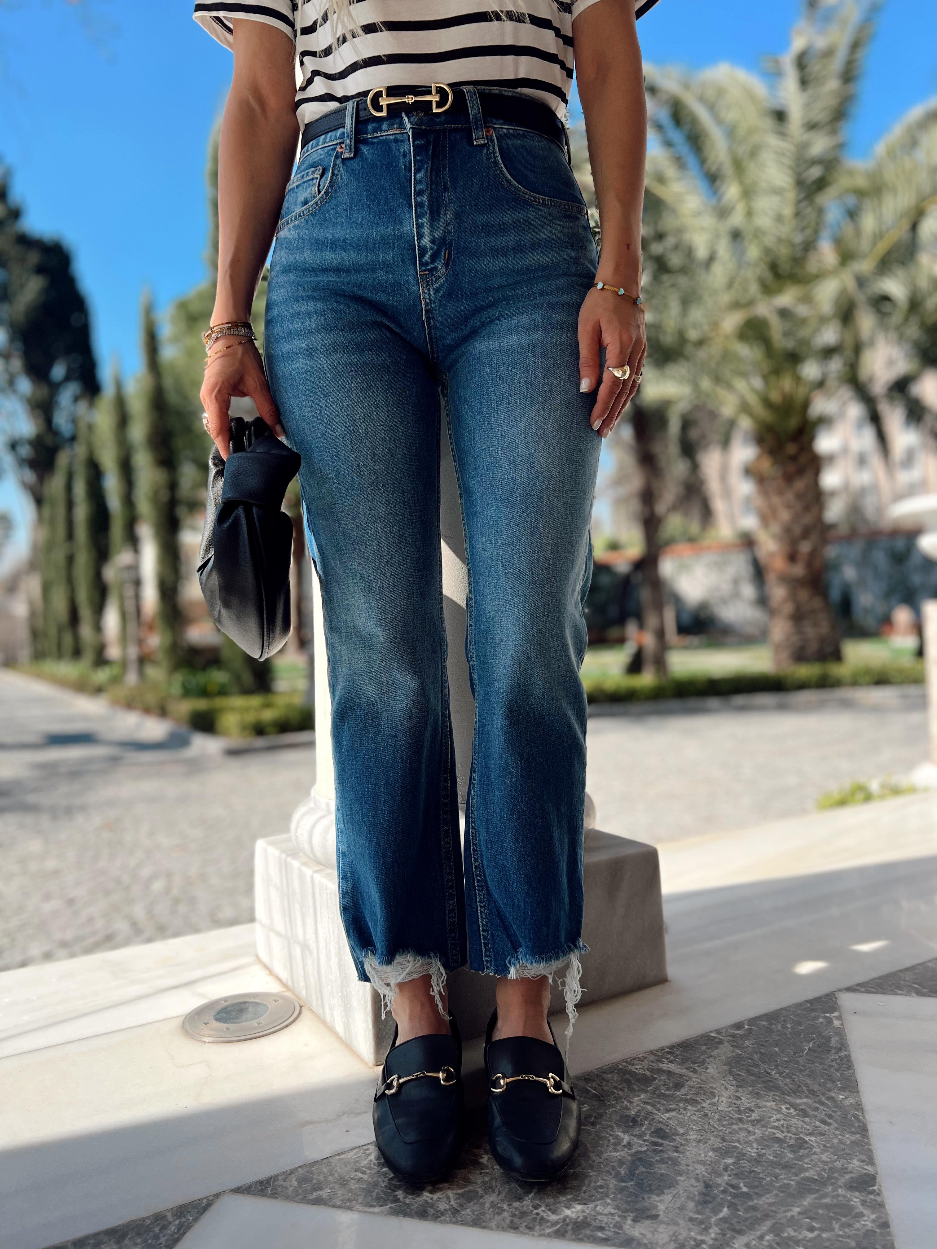 PAÇA DETAY KLASİK MAVİ MOM JEAN · 2