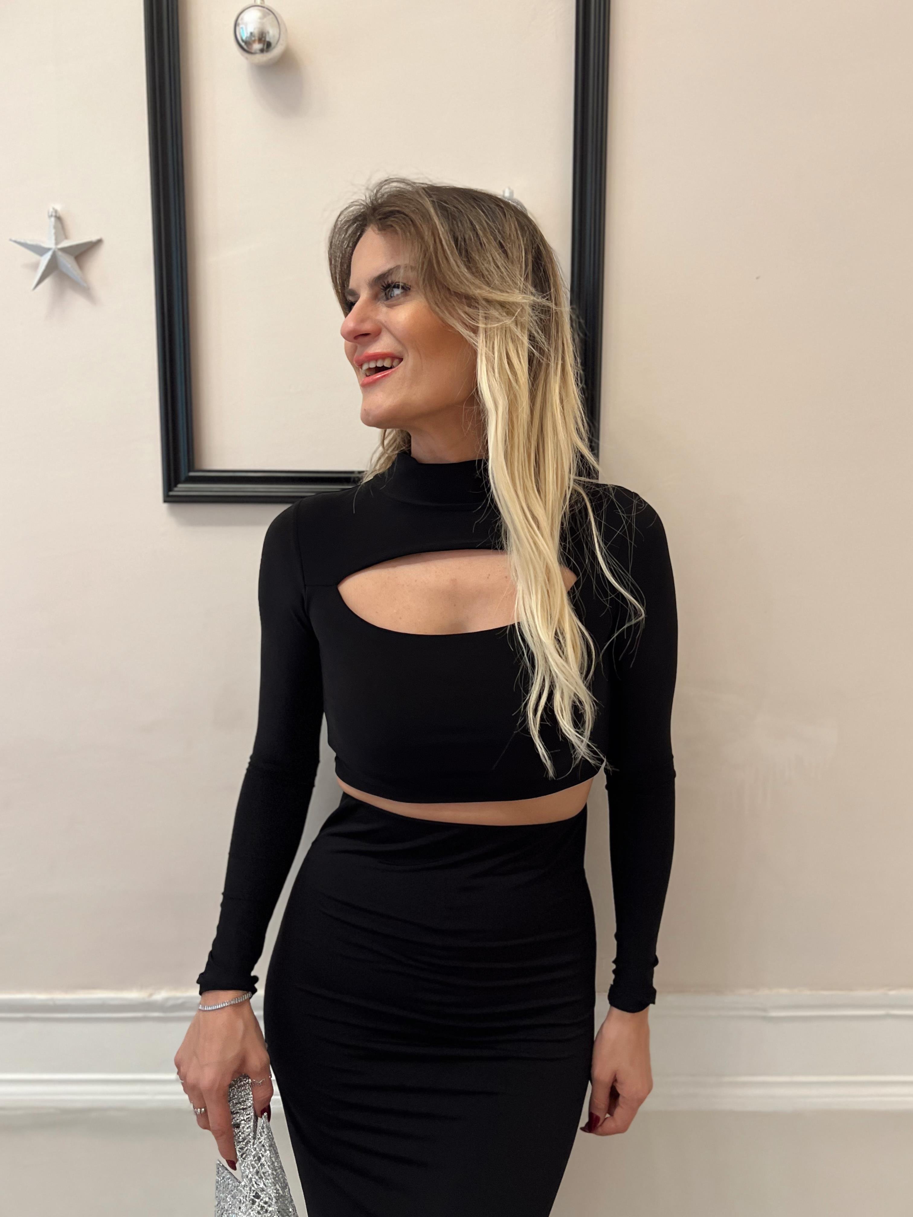 SİYAH PENCERE DETAY CROP BLUZ · 2