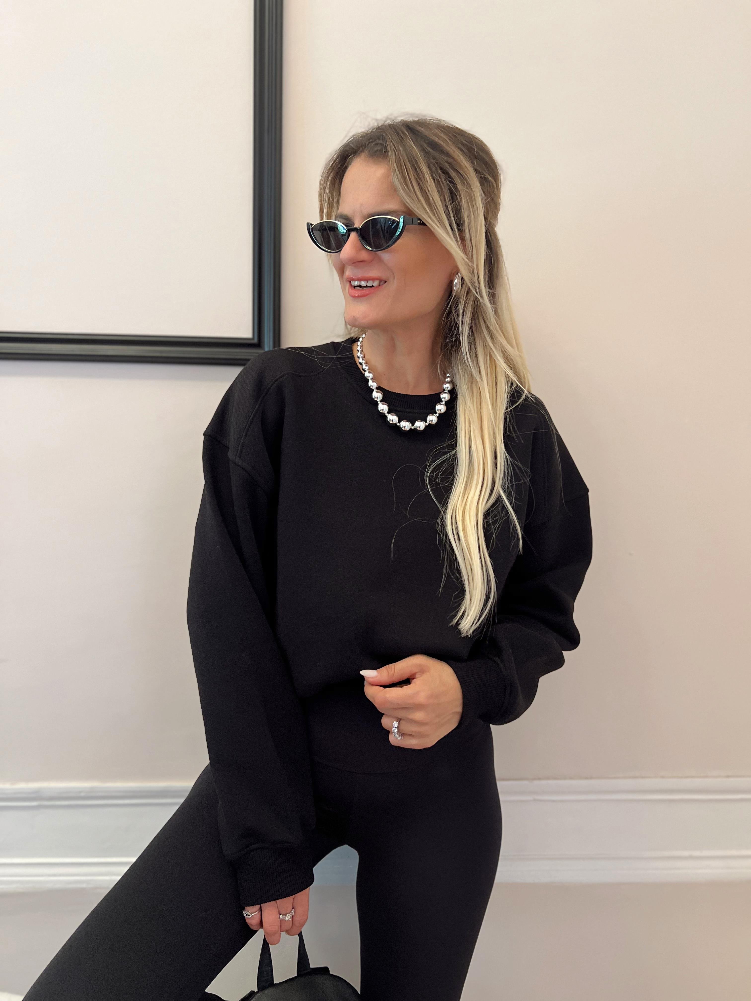 YUVARLAK YAKA SİYAH SWEATSHİRT · 2