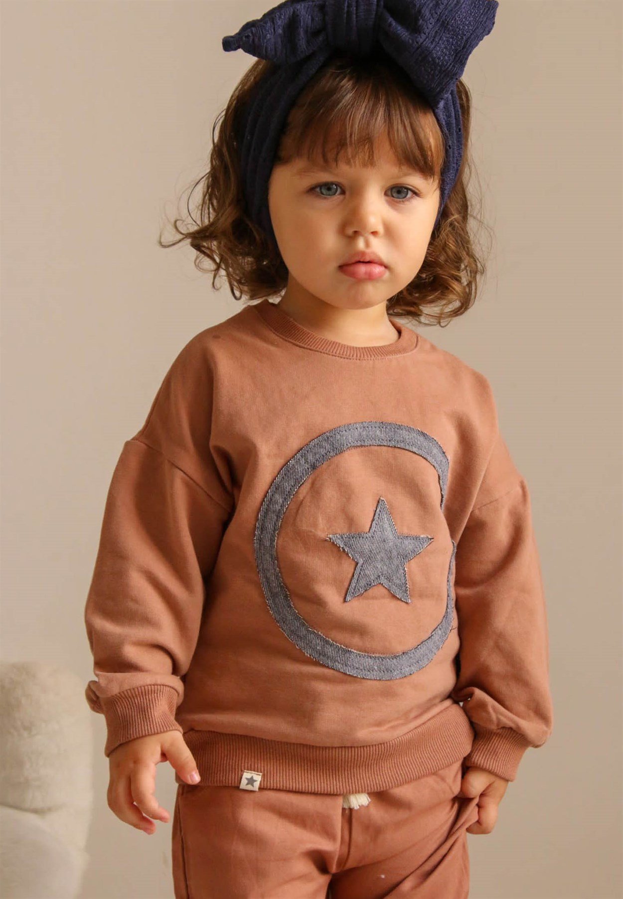 81032 - 5025Yıldız Aplikeli Sweatshirt 2-9 Yaş Kahve - Yeni SezonCigitYıldız Aplikeli Sweatshirt 2-9 Yaş Kahve