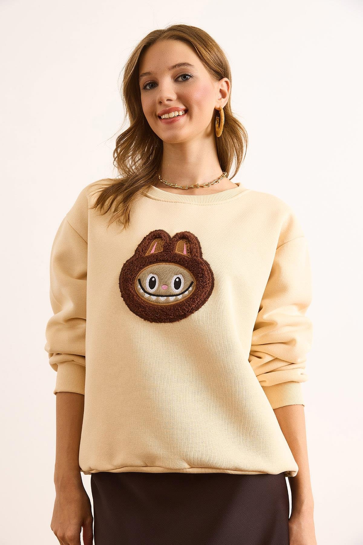 Aplikeli Şardonlu Basic Sweatshirt Bej