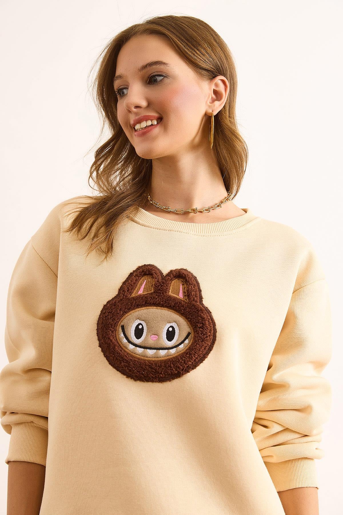 Aplikeli Şardonlu Basic Sweatshirt Bej