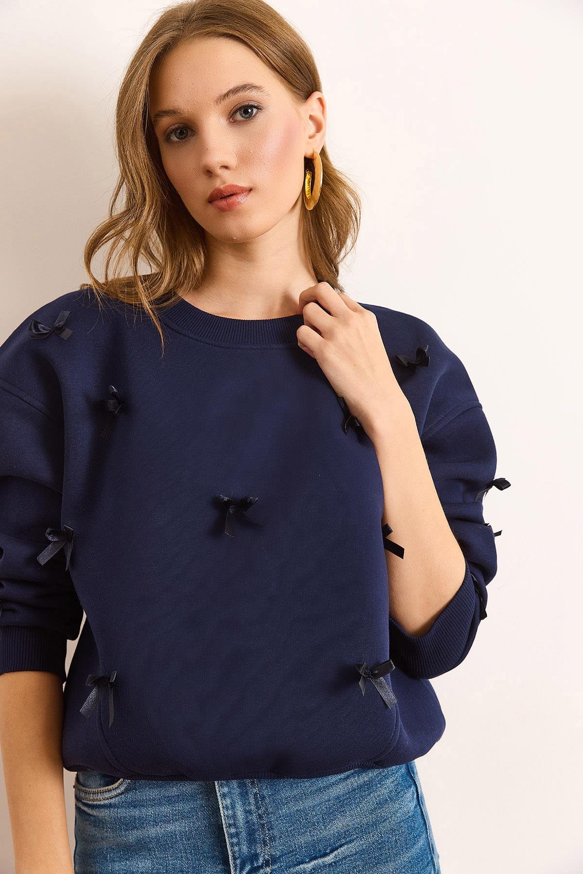 Asimetrik Dikiş Detaylı Fiyonk Şardonlu Sweatshirt Lacivert
