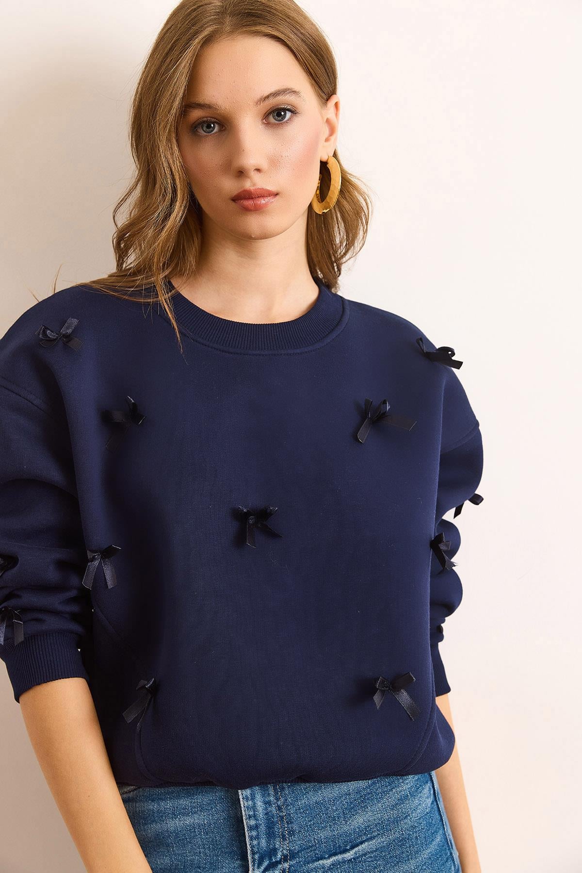 Asimetrik Dikiş Detaylı Fiyonk Şardonlu Sweatshirt Lacivert