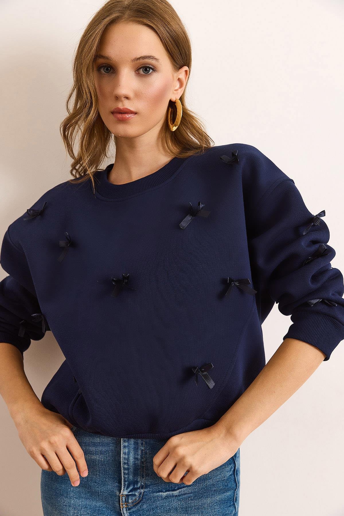 Asimetrik Dikiş Detaylı Fiyonk Şardonlu Sweatshirt Lacivert