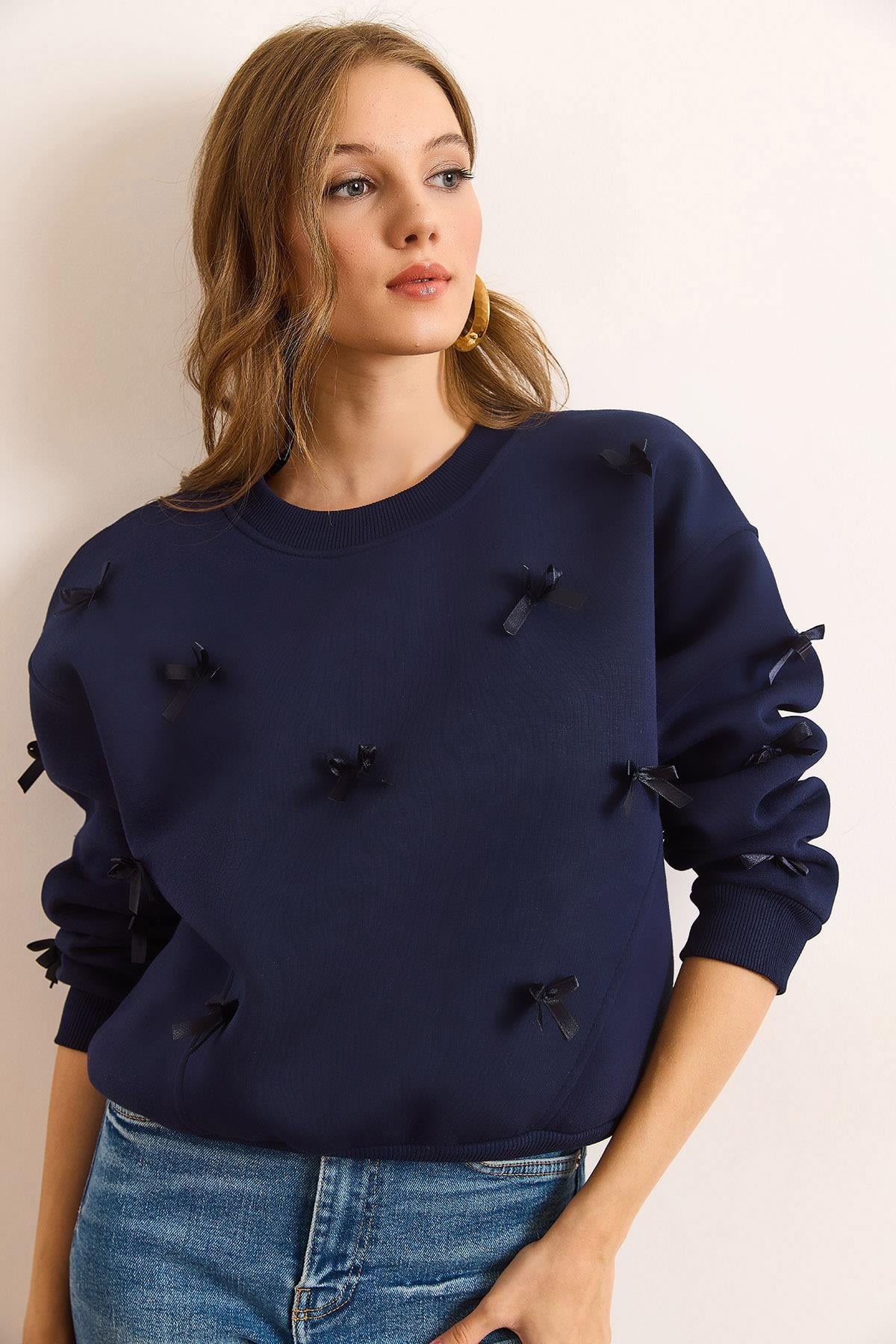 Asimetrik Dikiş Detaylı Fiyonk Şardonlu Sweatshirt Lacivert