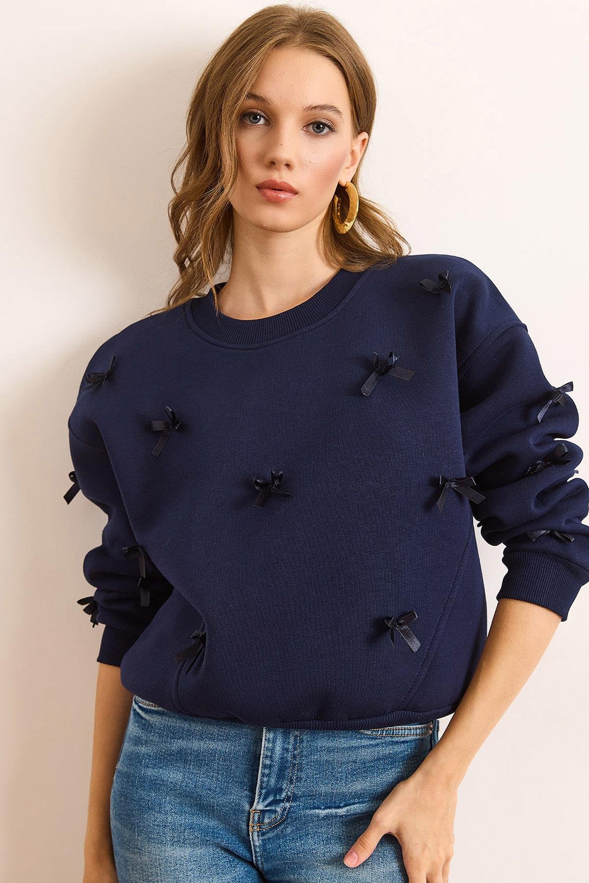Asimetrik Dikiş Detaylı Fiyonk Şardonlu Sweatshirt Lacivert