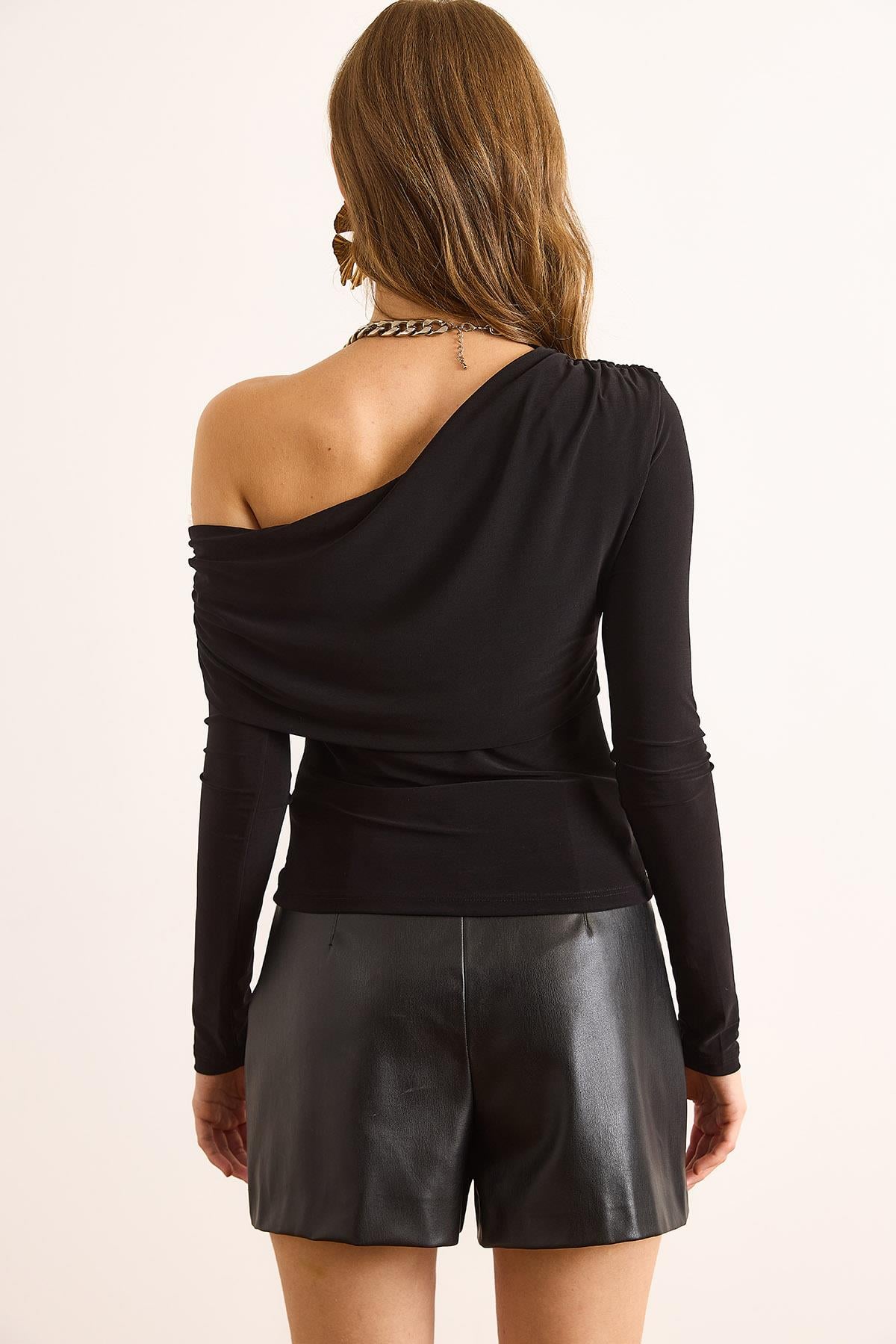 Asimetrik Drape Detaylı Sandy Bluz Siyah