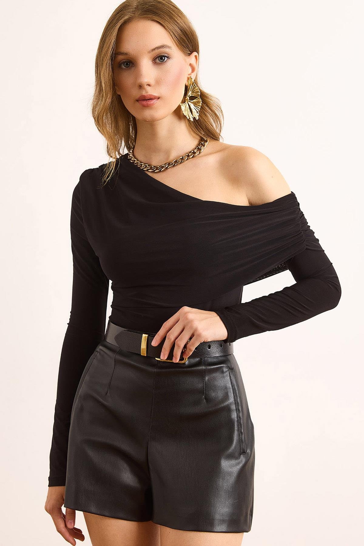Asimetrik Drape Detaylı Sandy Bluz Siyah