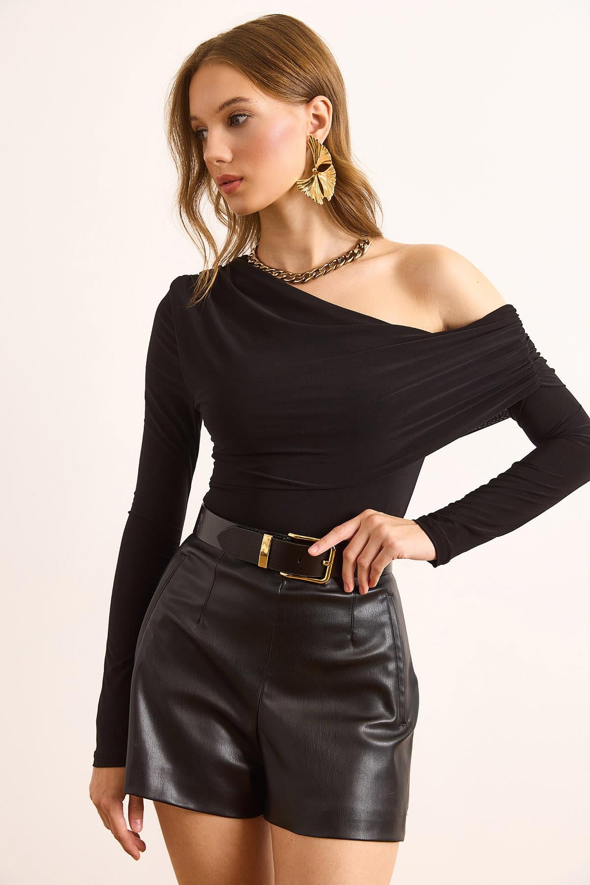 Asimetrik Drape Detaylı Sandy Bluz Siyah