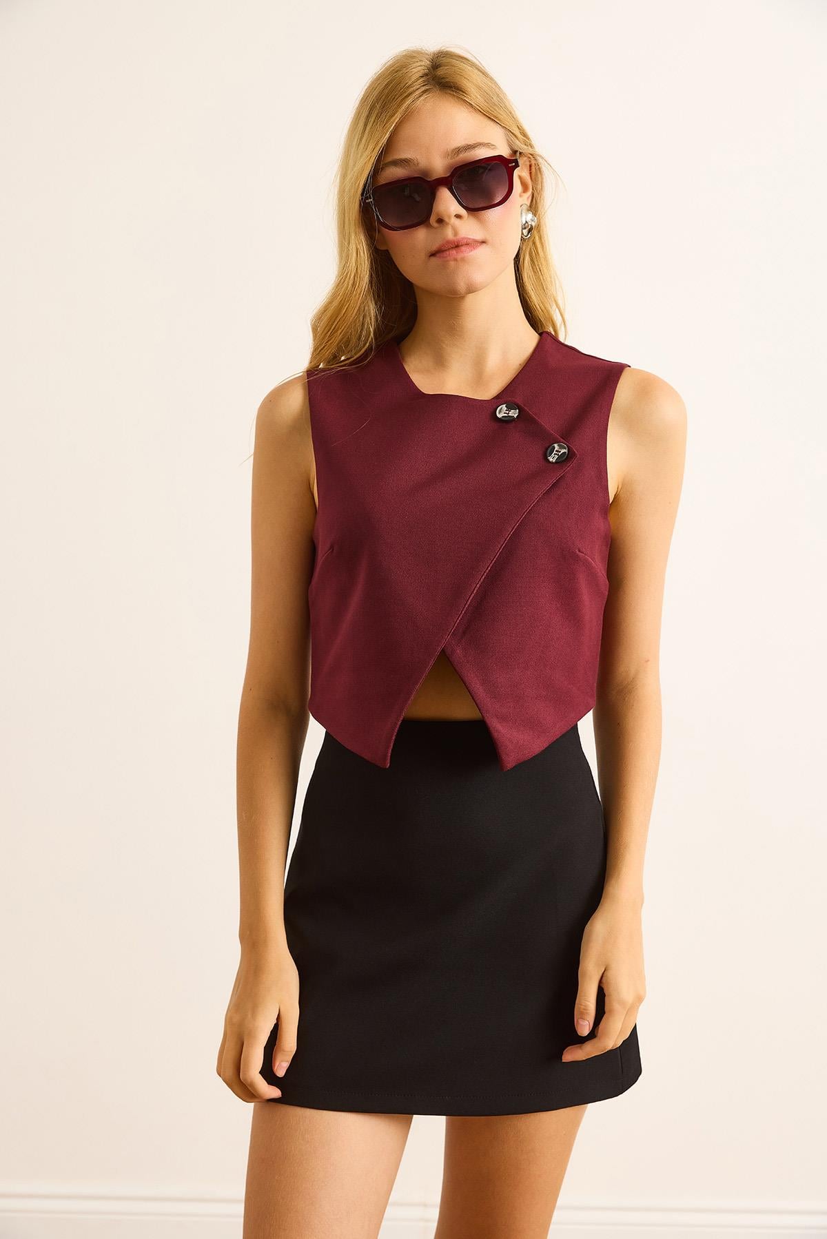 Astarlı Düğme Detaylı Kruvaze Crop Yelek Bordo